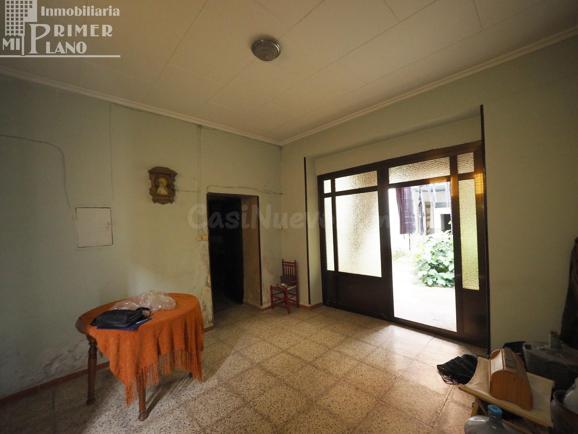 Casa de planta baja para reformar o derribar con 213 metros cuadrados de parcela y 9 de fachada