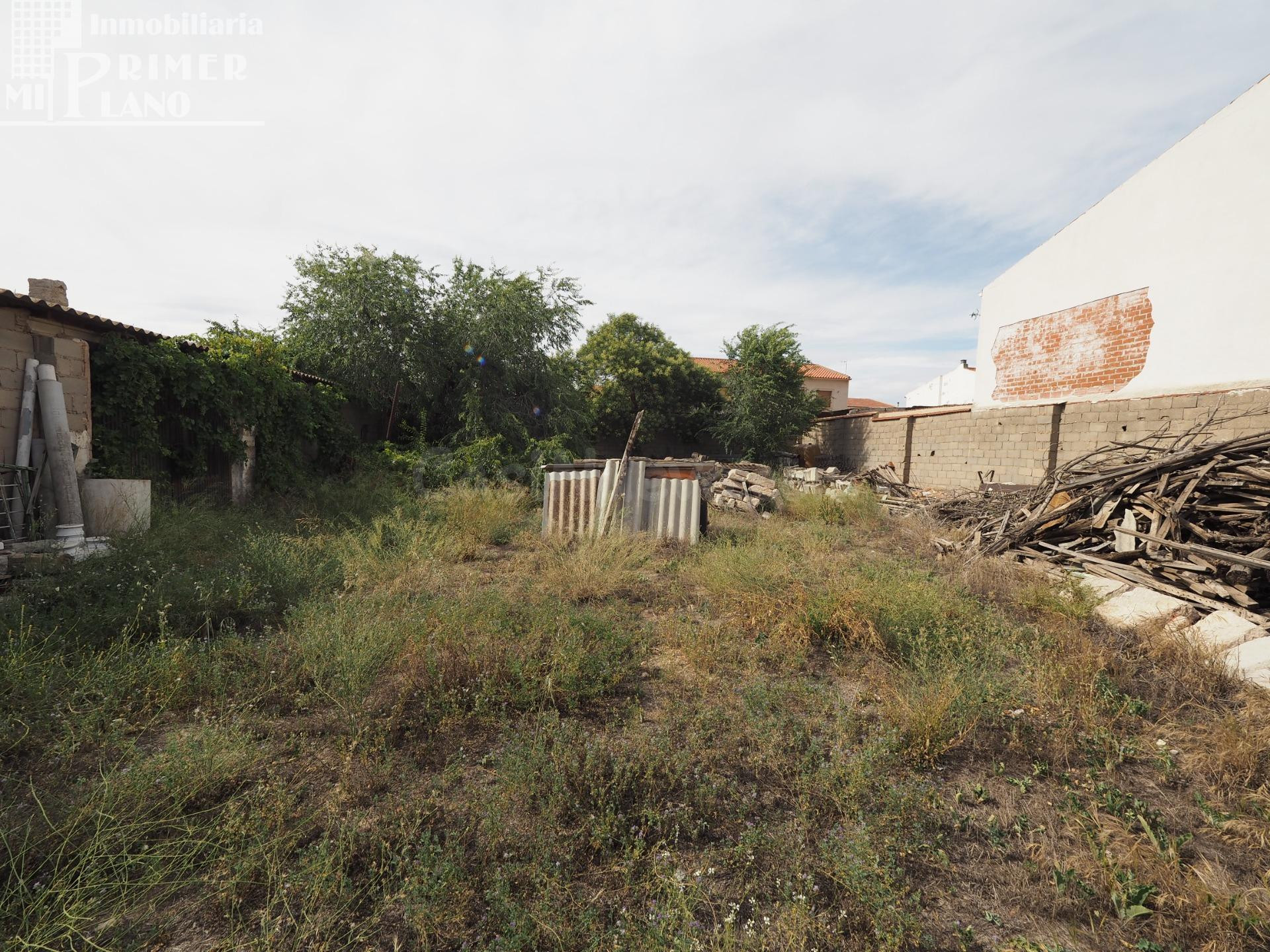 *Se vende SOLAR EN ESQUINA en esquina en Socuellamos con 680 m2 y 52 metros de fachada*