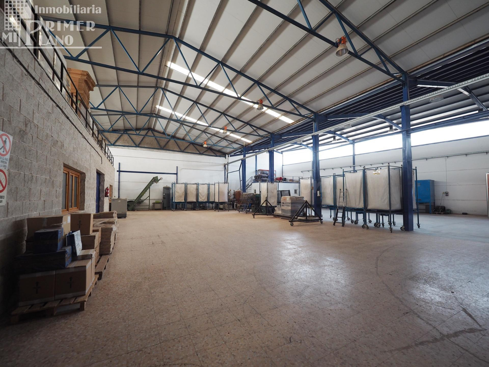 Se vende nave de 1.872 m2 construidos y 2.500 m2 de terreno en una de las principales carreteras