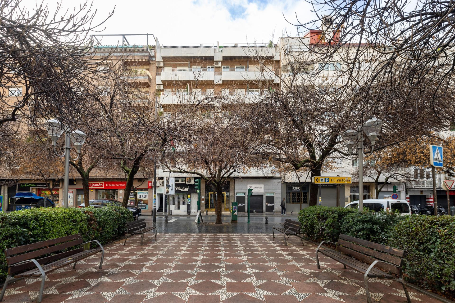 TU NUEVO PISO EN ALHAMAR TE ESTA ESPERANDO