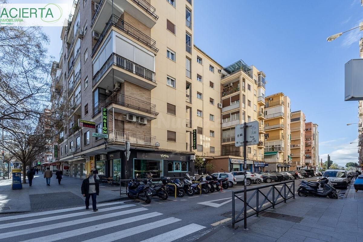 Camino de Ronda. A 300 metros de calle Recogidas. Piso 3 dormitorios, 2 baños, cocina.