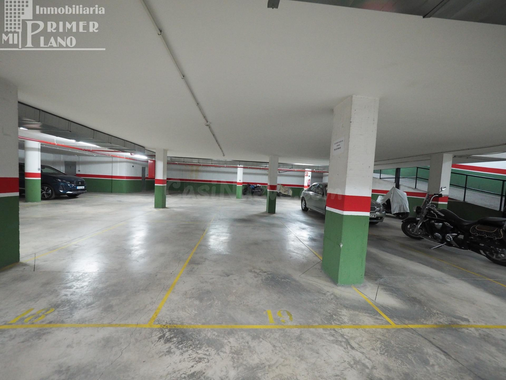Plaza de garaje en venta junto a c/Emilio Castelar, de 14 m2, con puerta automática por solo 4.300€