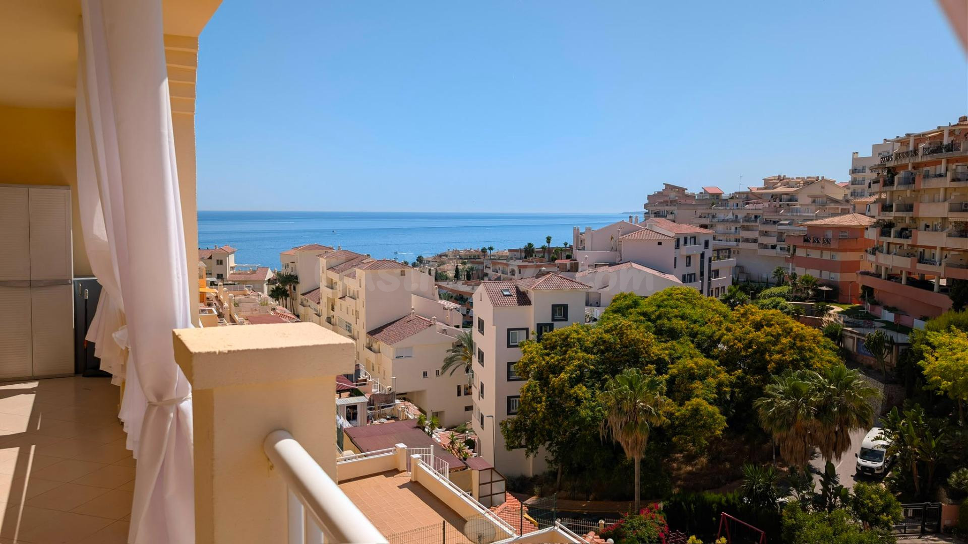 Venta de piso con dos dormitorios en Benalmádena Costa, Málaga, Costa del Sol
