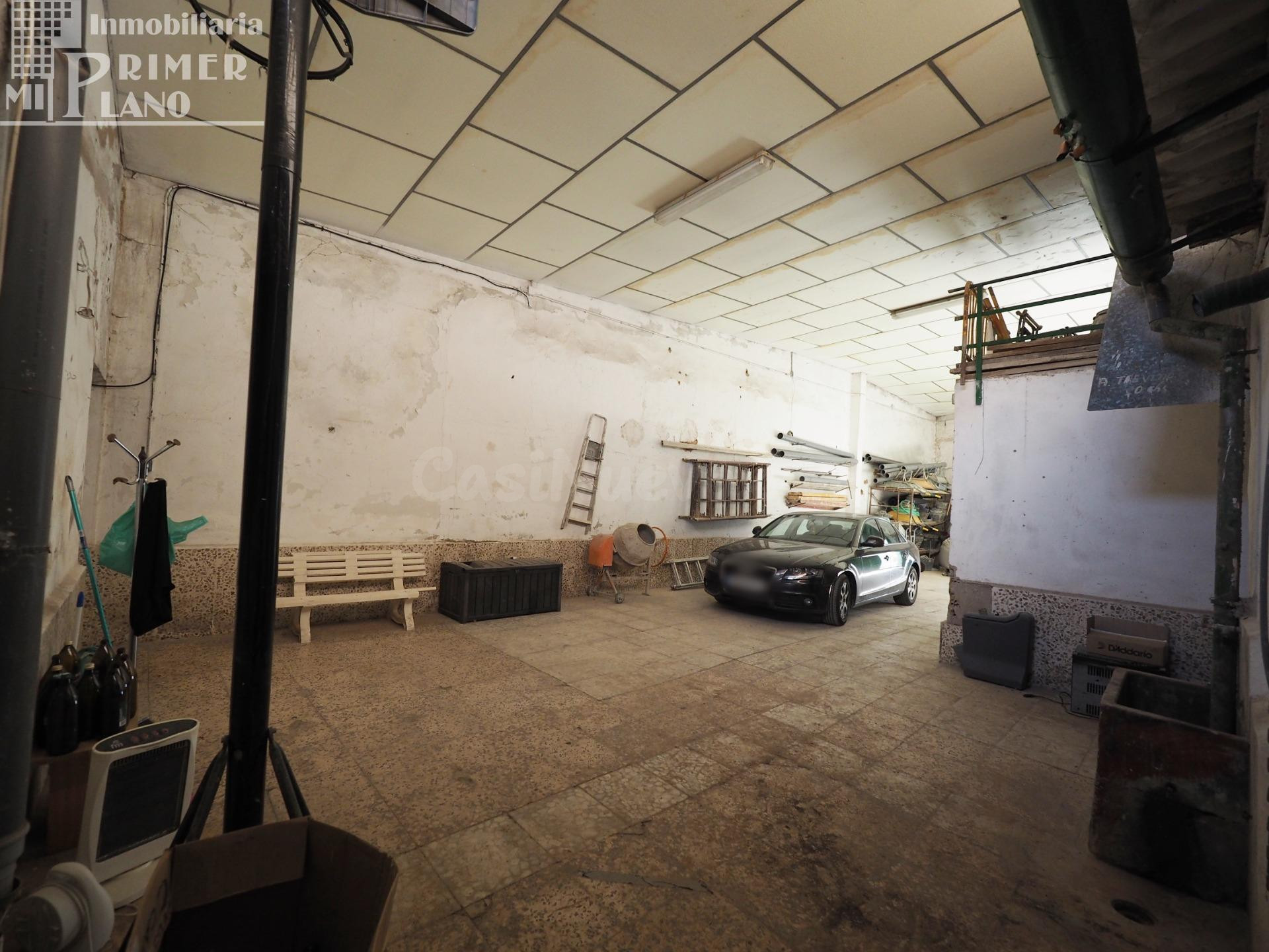 *Casa de dos plantas, con acceso a dos calles, 364m2 de suelo, por solo 110.000 Euros*