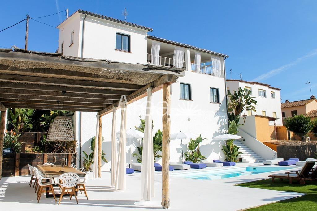 Esencia ibicenca y vistas al mar: una casa de diseño para di