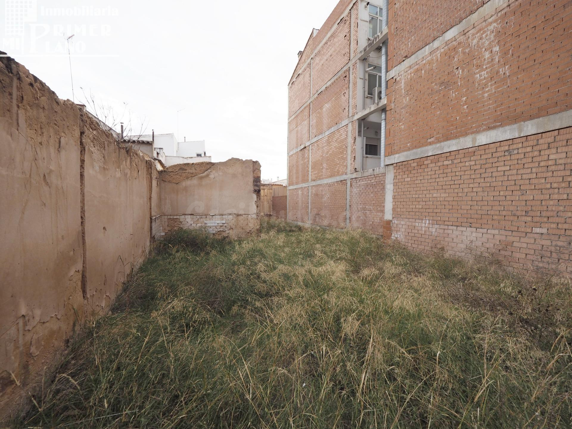 *Se vende solar en la zona centro de Tomelloso con 214 m2 y 8,5 metros de fachada*