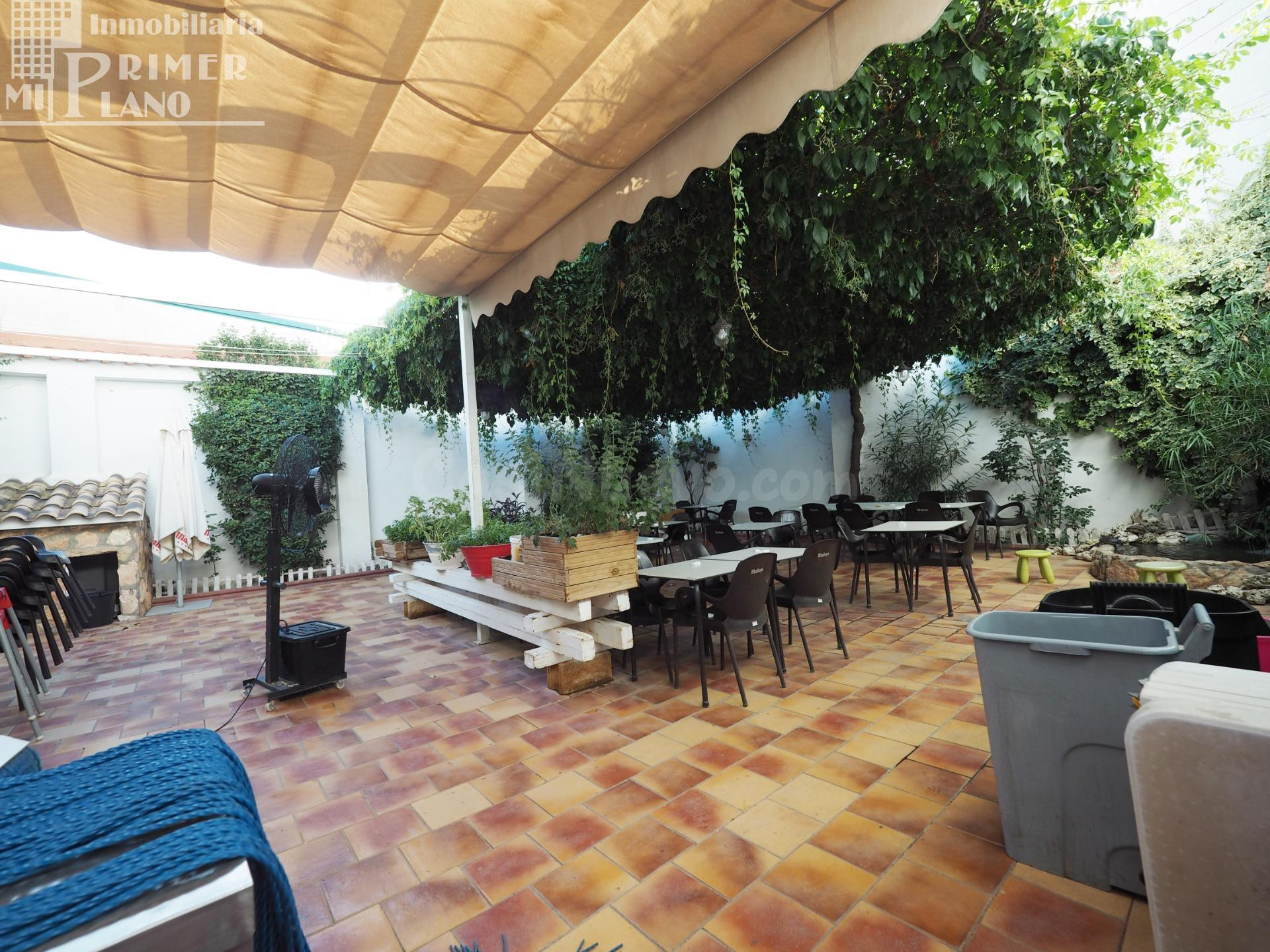 En venta restaurante en pleno funcionamiento de 270 m2, con 3 ambientes, barra, comedor y patio
