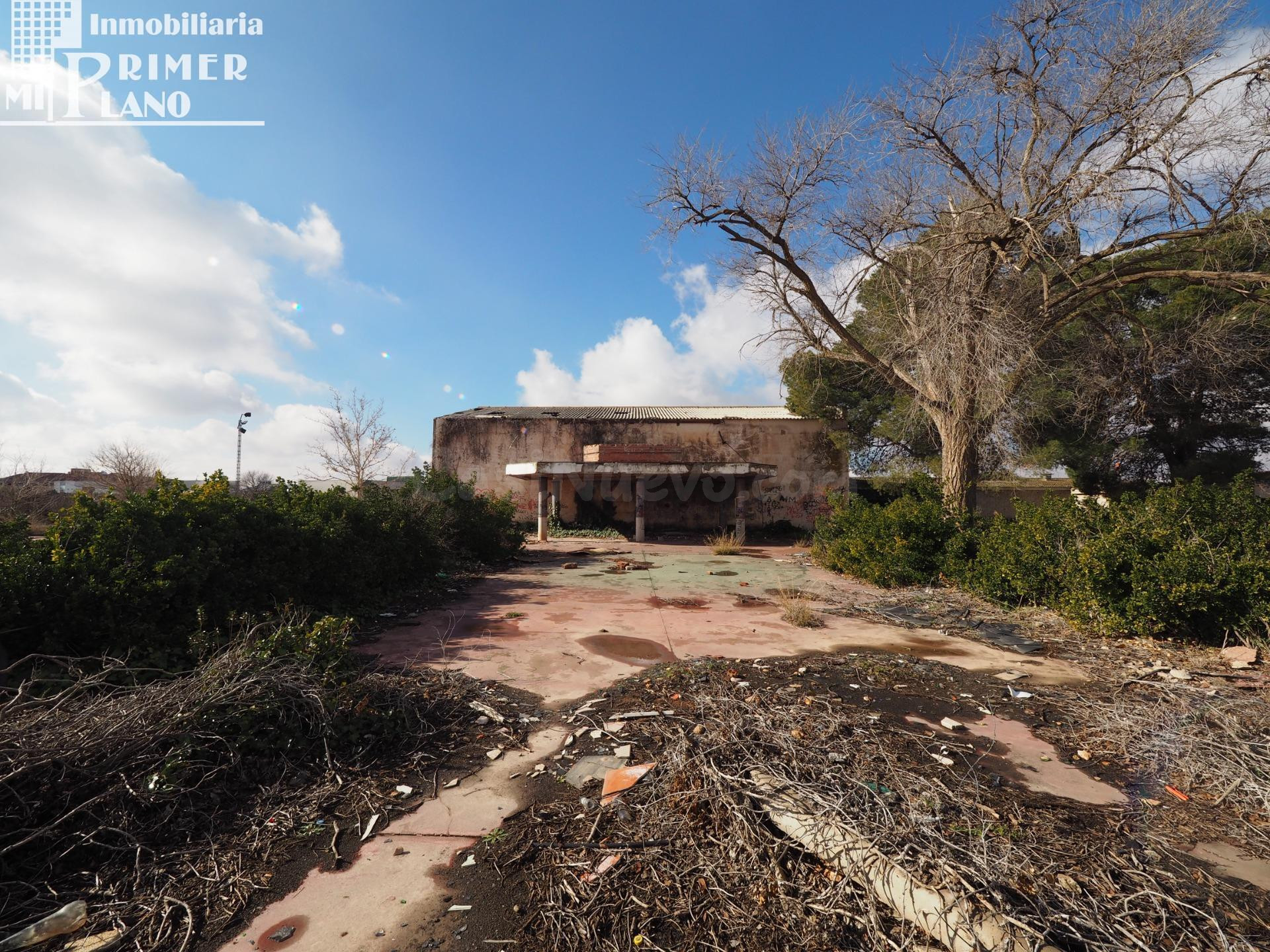 Se vende terreno rustico con contruccion en la zona de Juan Carlos I