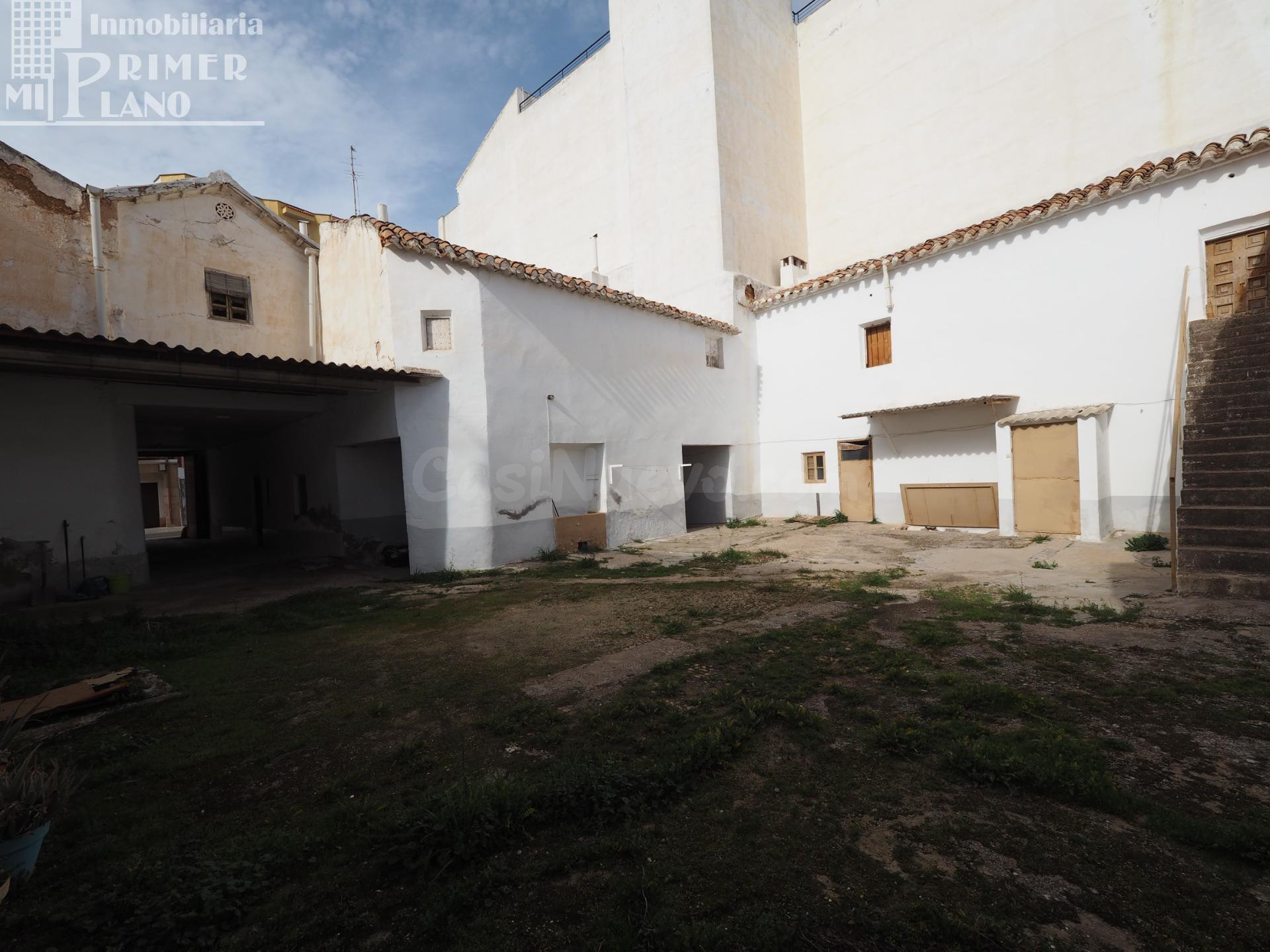 Casa en pleno centro de Tomelloso, para tirar, a dos calles con 31 m de fachada y 418 m2.