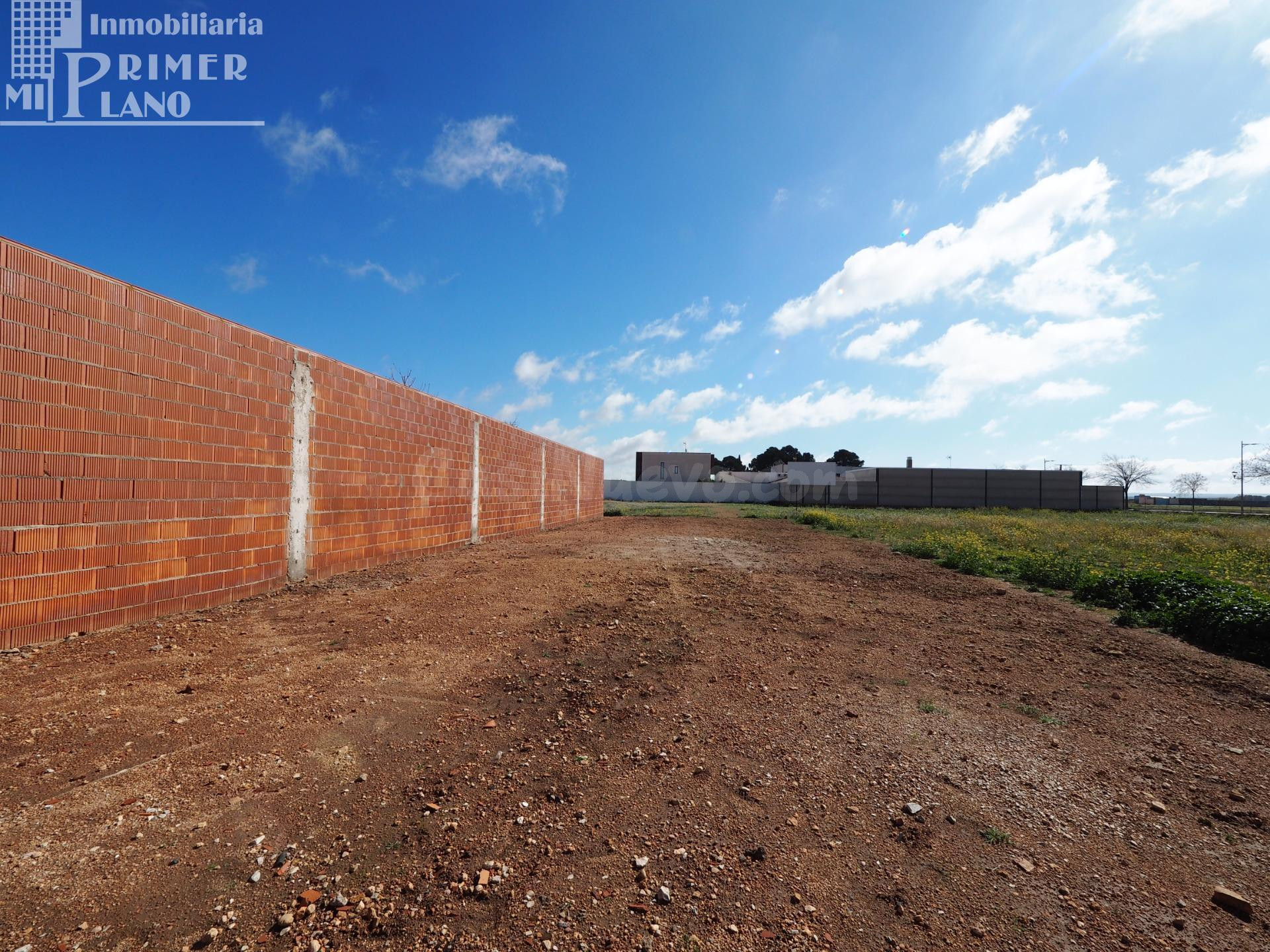 *Solar de 386 metros cuadrados con 10.40 metros de fachada en el poligono 20, Tomelloso. A 270€/m2*