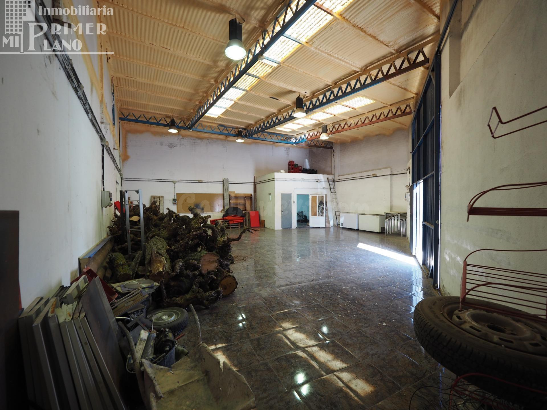 2 naves de 217 m2 de superficie en total con 26 metros de fachada en esquina por solo 119.000 €