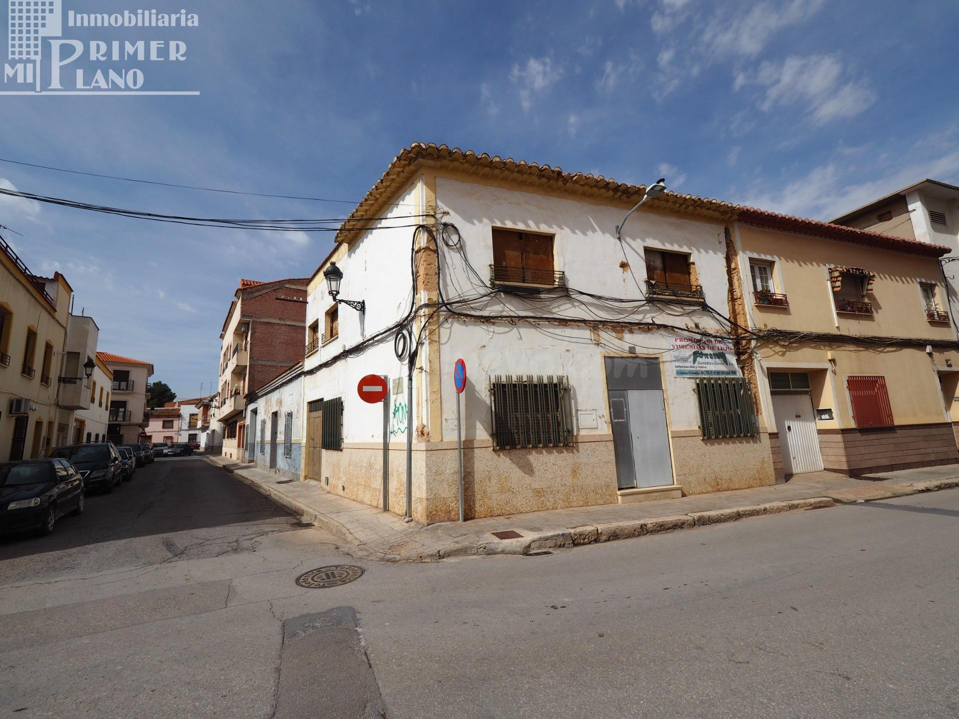 Casa para solar, en zona 1 especial, con proyecto, de 361 m2 y 33 m de fachada por 190.000€.