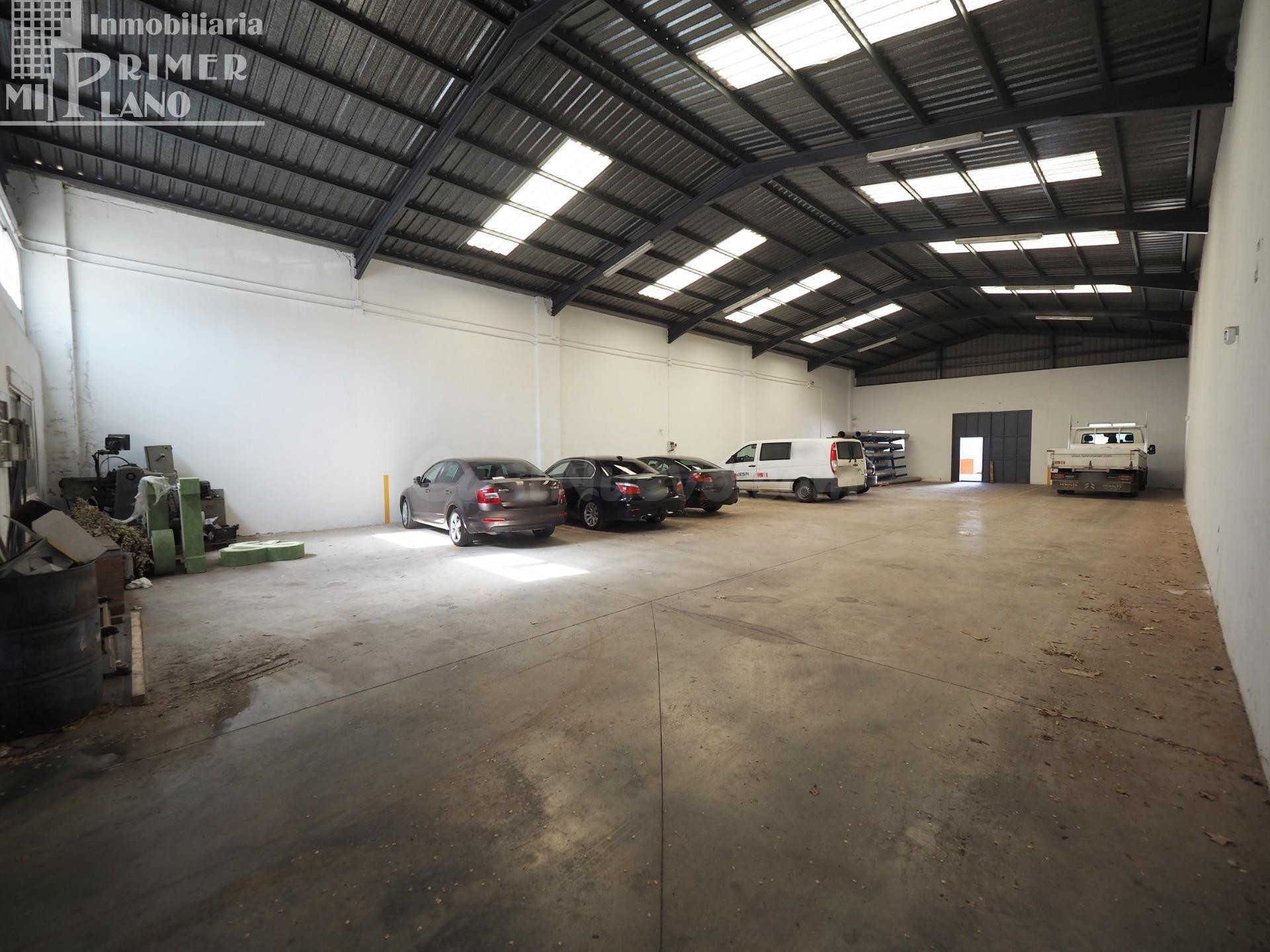 Se ofrece en venta una nave industrial ubicada en la zona de la Calle Príncipe Alfonso en Tomelloso