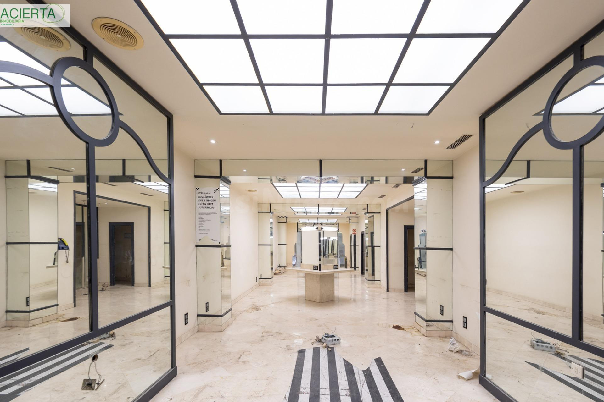 LOCAL COMERCIAL DE 210 METROS EN GRANADA.
