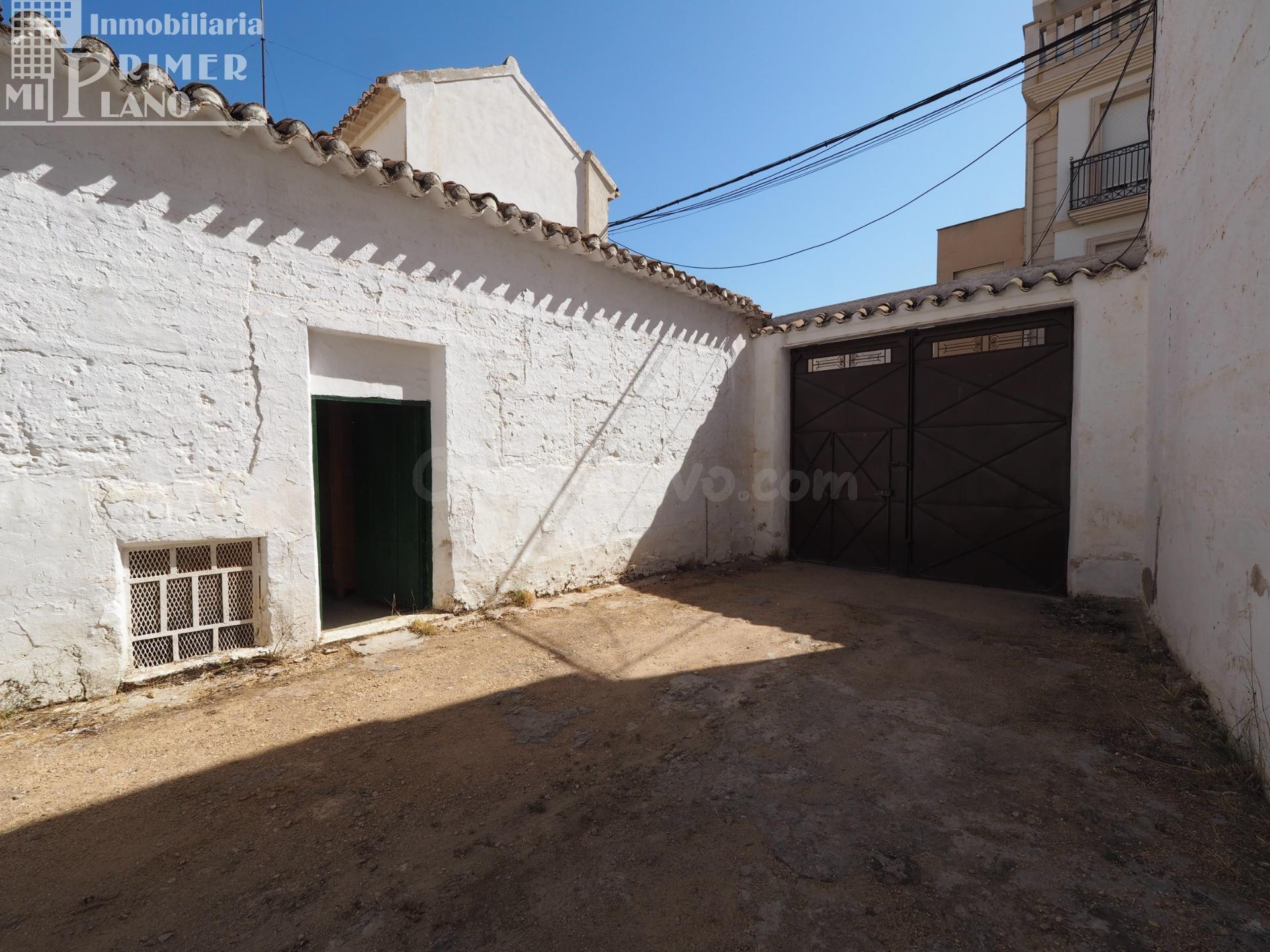 *¡OPORTUNIDAD JUNTO AL AYUNTAMIENTO DE TOMELLOSO! Se vende esta fantastica casa en esquina con 289 metros de parcela*