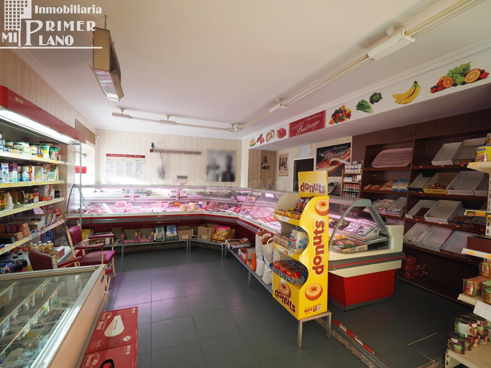 ¡Gran oportunidad! Local comercial con amplio patio en Tomelloso