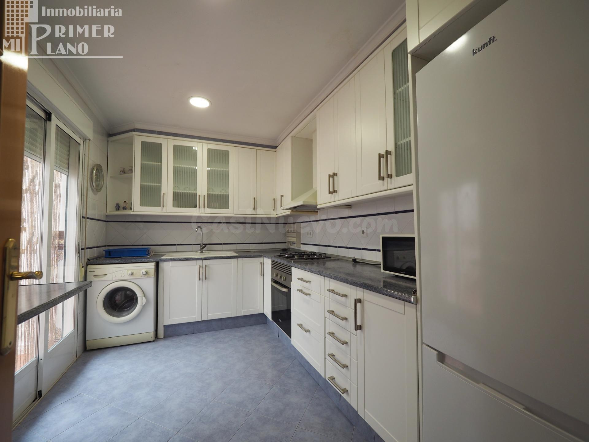 ¡Oferta en venta en Tomelloso! Casa adosada céntrica, amplia y luminosa