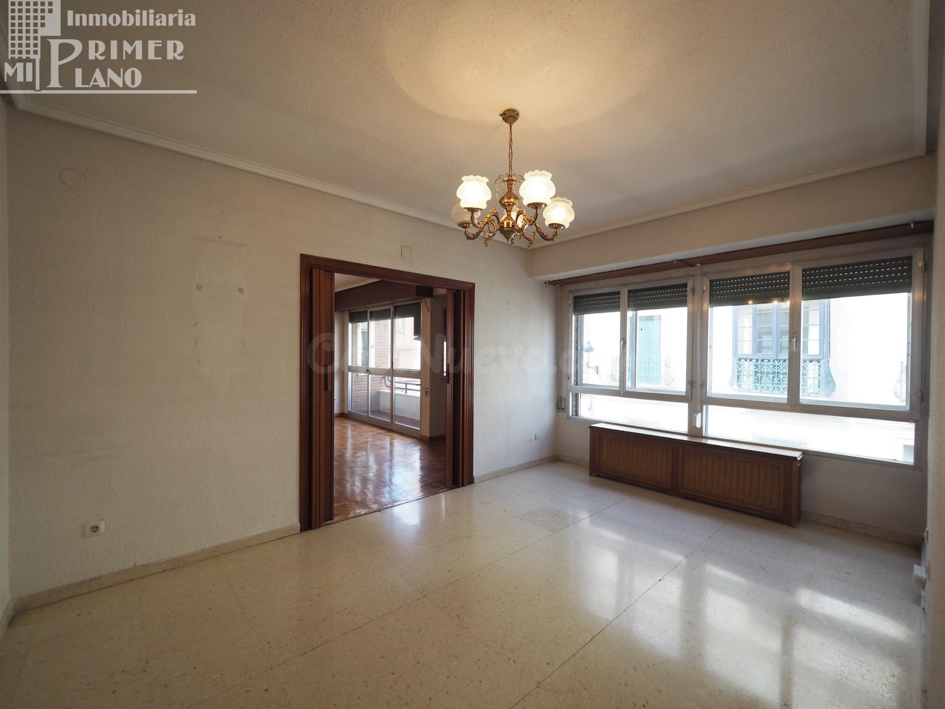*¡OPORTUNIDAD DE ULTIMA HORA! 2 pisos y local-garaje en venta en pleno centro de Tomelloso – Ideal para inversión!*