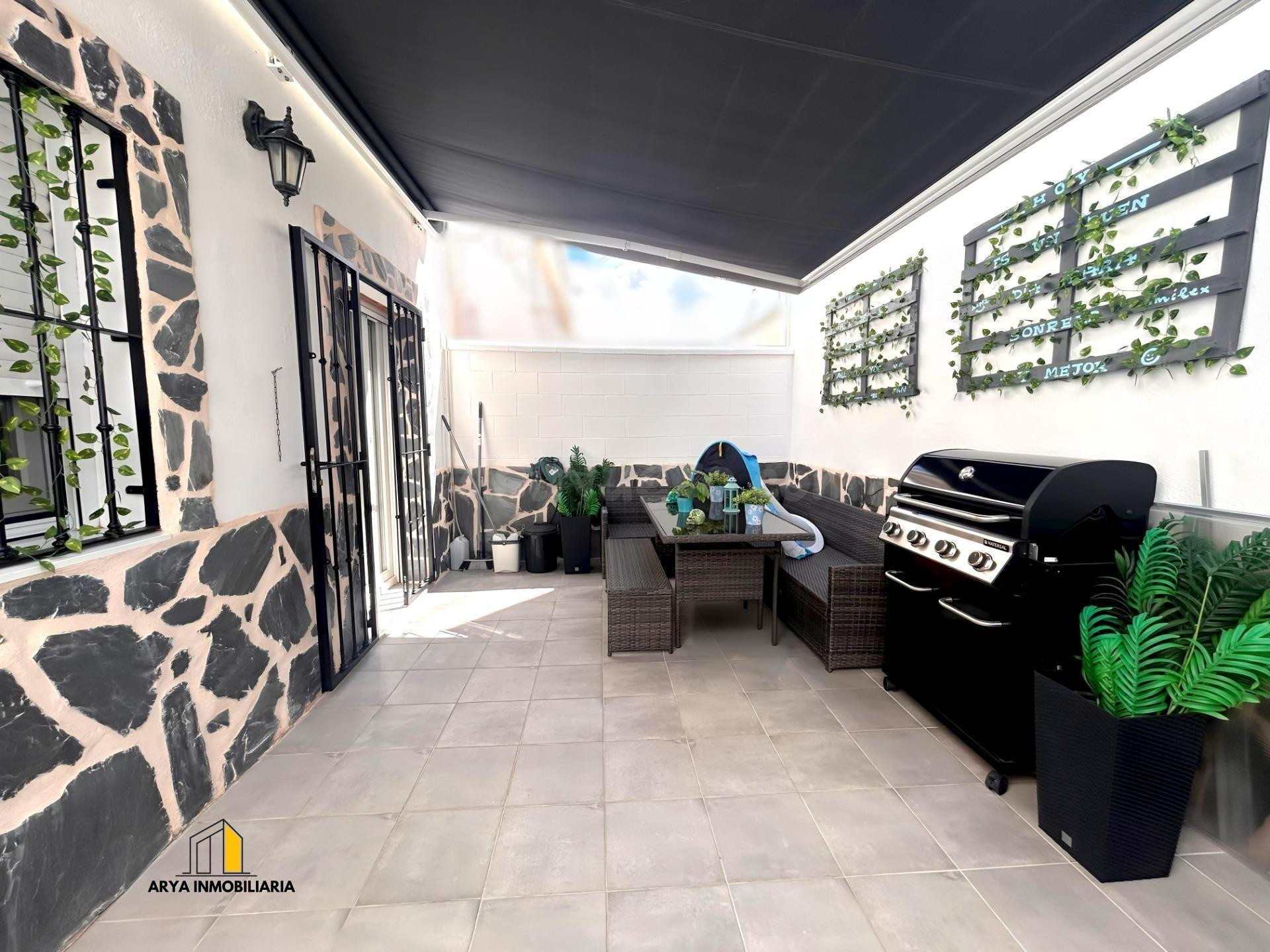 CHALET ADOSADO TOTALMENTE REFORMADO · CALIDAD, LUZ Y CONFORT