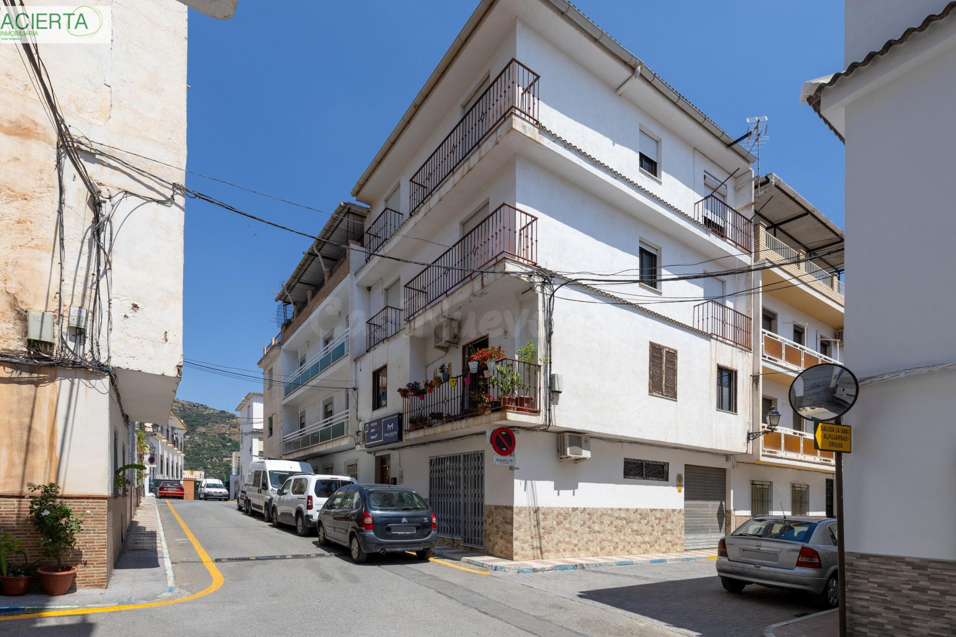 ¡Oportunidad en Lanjarón! Piso con balcón y un gran potencia