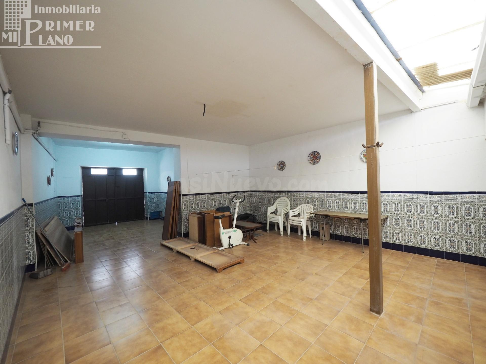 Amplia Casa en Esquina con Excelente Ubicación en Tomelloso