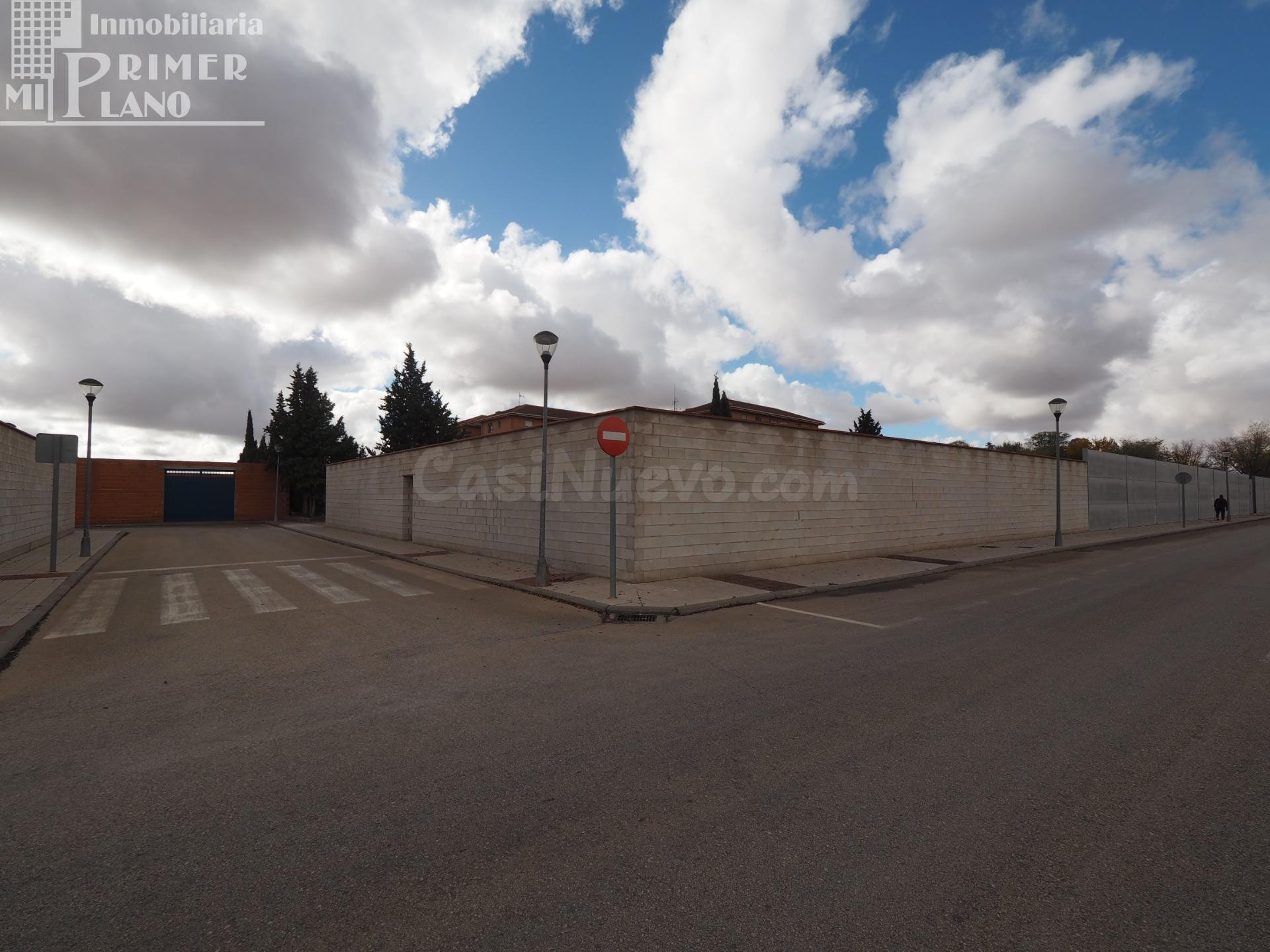 Amplio Solar en Polígono 20, Tomelloso - En esquina con 48 metos de fachada 24 a cada calle