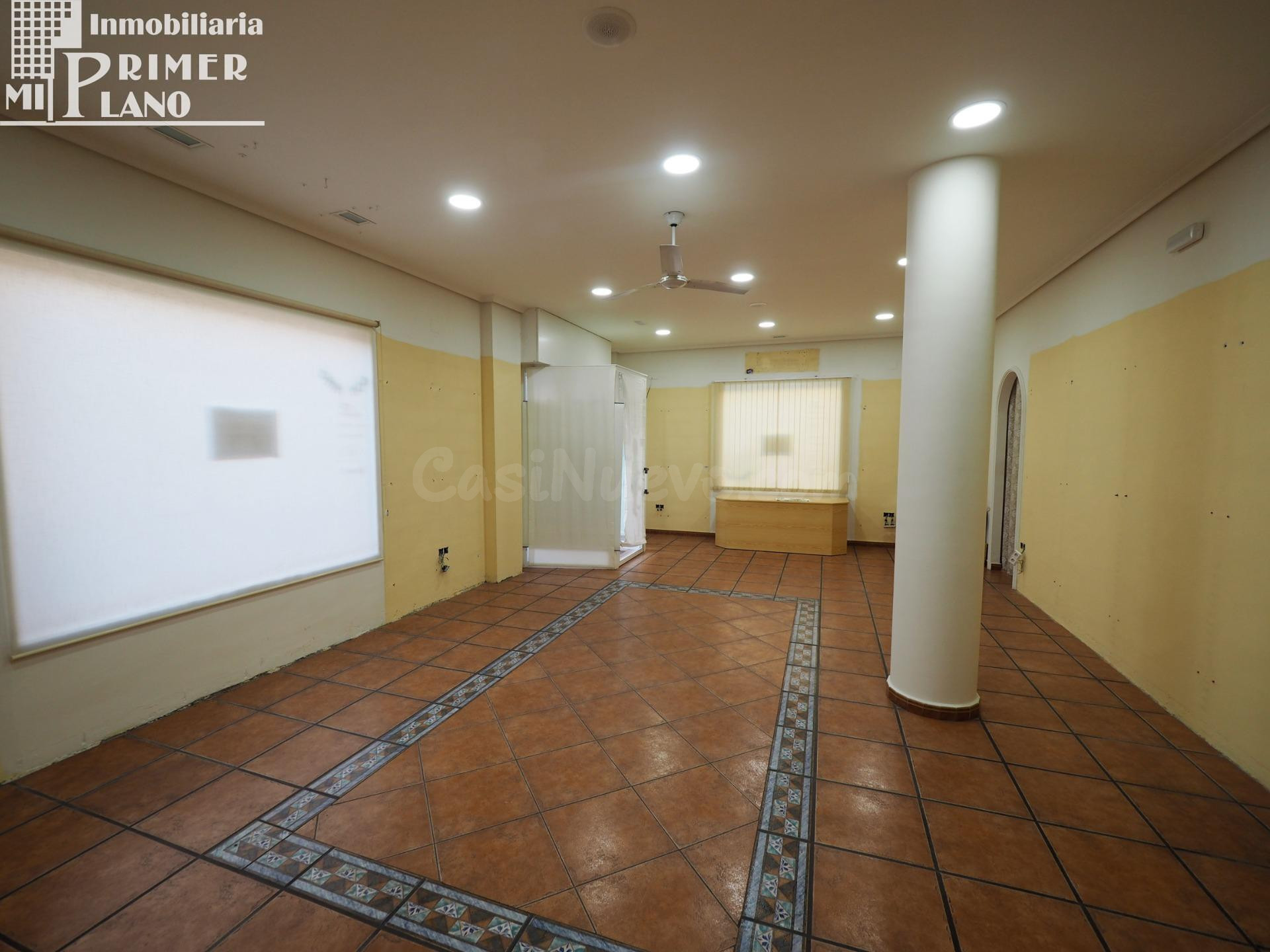 Amplio Local Comercial en Esquina – Oportunidad Única en Tomelloso