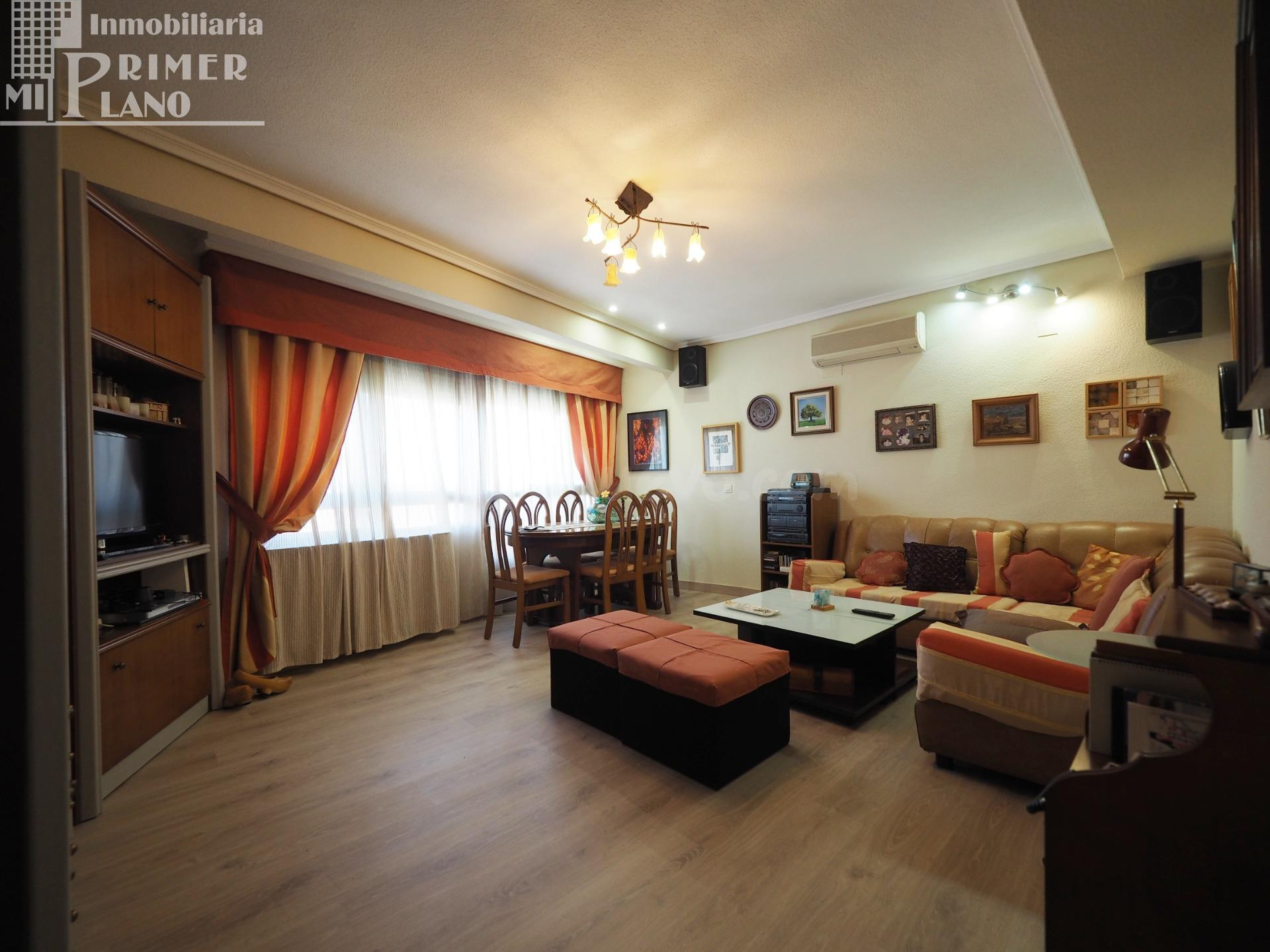 *Se vende amplio piso con 4 dormitorios, garaje, trastero y con ascensor en calle Doña Crisanta, Tomelloso por 115.000€*