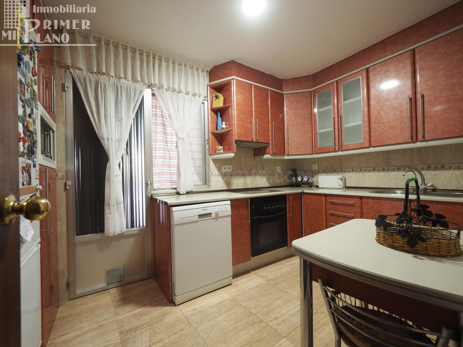 *Se vende amplio piso con 4 dormitorios, garaje, trastero y  - foto 2