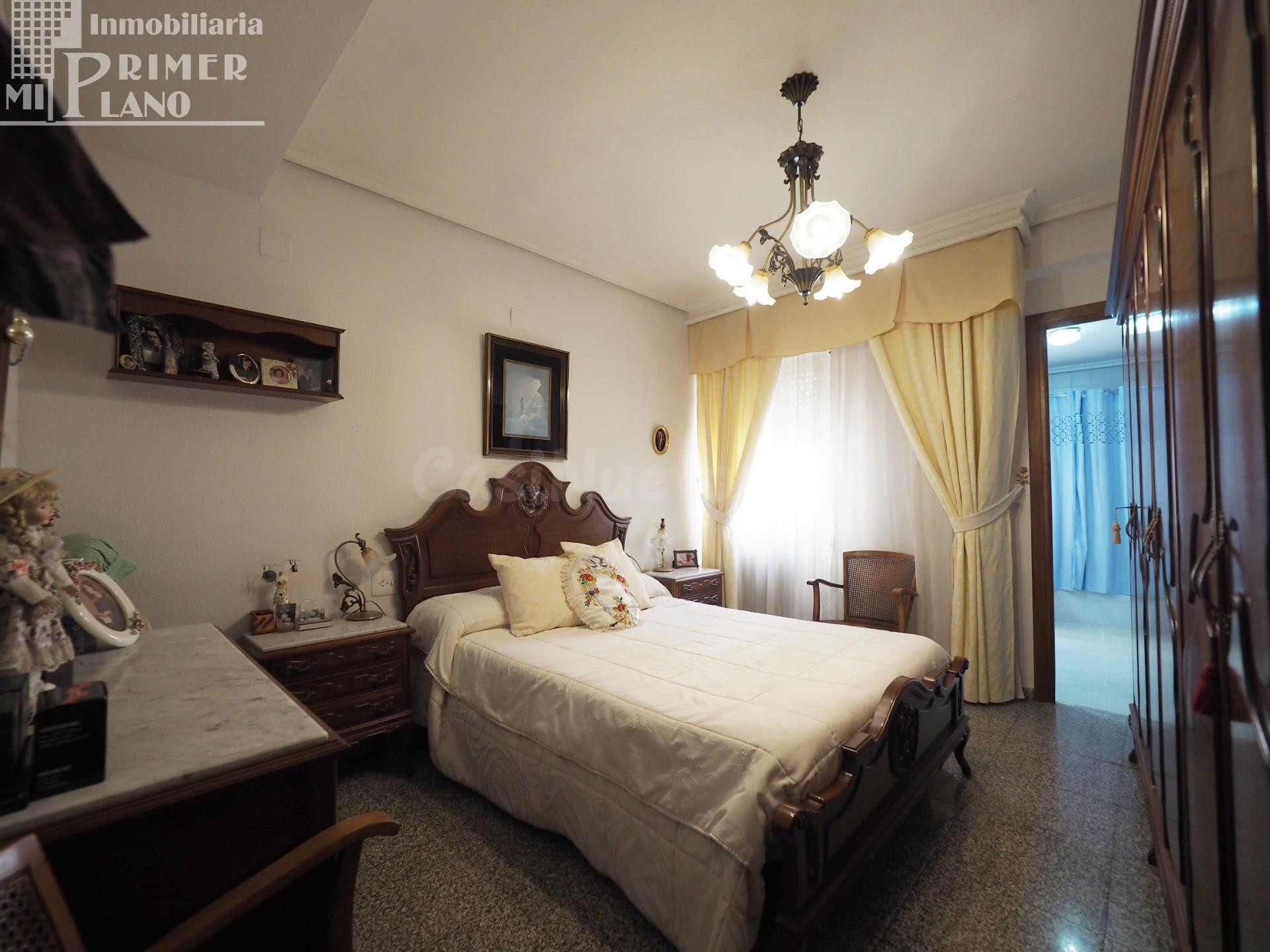 *Se vende amplio piso con 4 dormitorios, garaje, trastero y  - foto 3