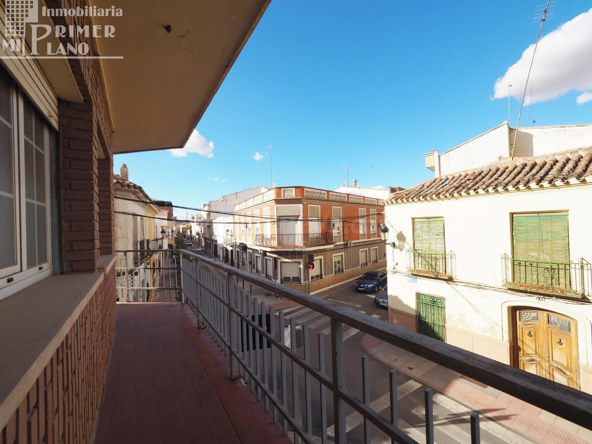 *¡OPORTUNIDAD UNICA EN PLENO CENTRO DE TOMELLOSO! Se vende piso totalmente exterior, en esquina, y con ascensor, por solo 85.000€*