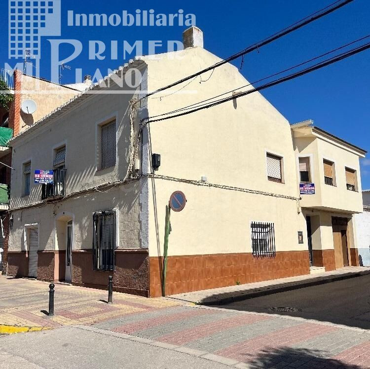 *¡OFERTA DE ULTIMA HORA! Se vende Amplia Casa en Esquina con garaje y calefacción en Argamasilla de Alba*
