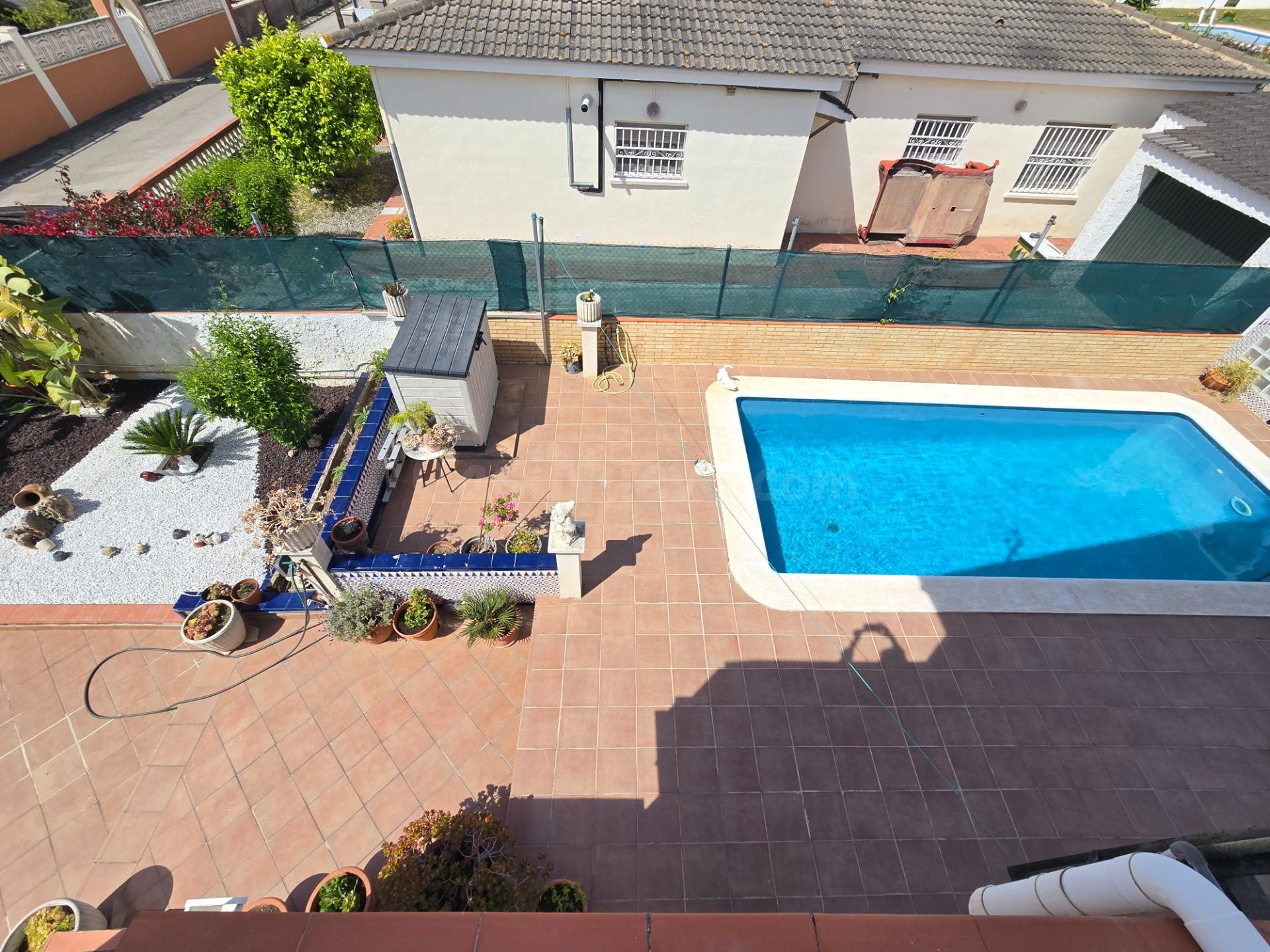 Piso independiente con jardín y piscina