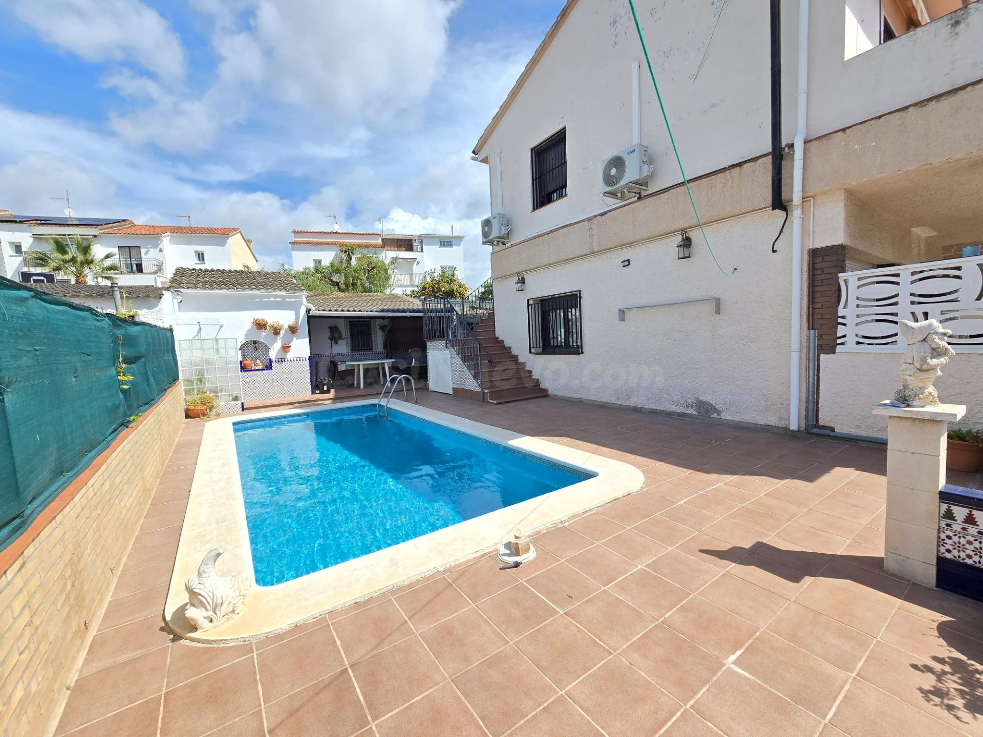 Piso independiente con jardín y piscina - foto 2