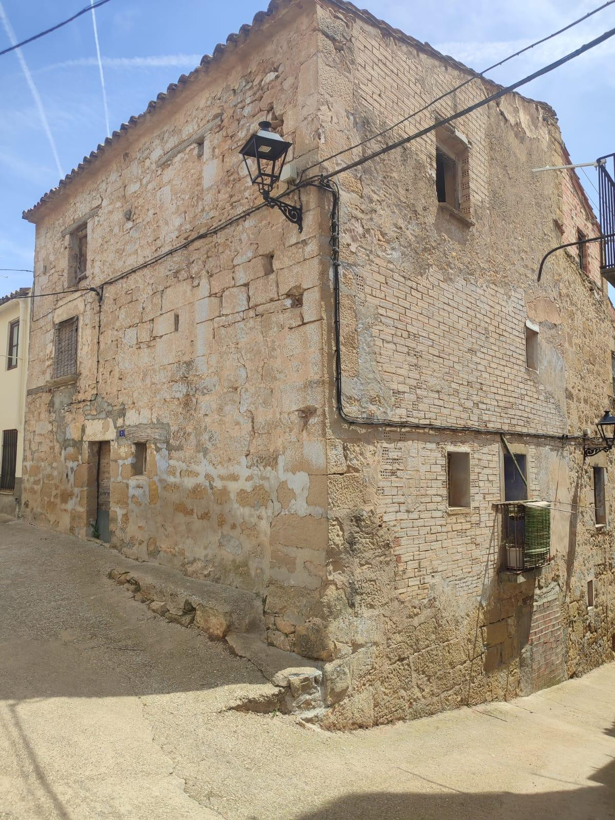 GRAN CASA DE PUEBLO A REFORMAR EN MAZALEON (TERUEL)
