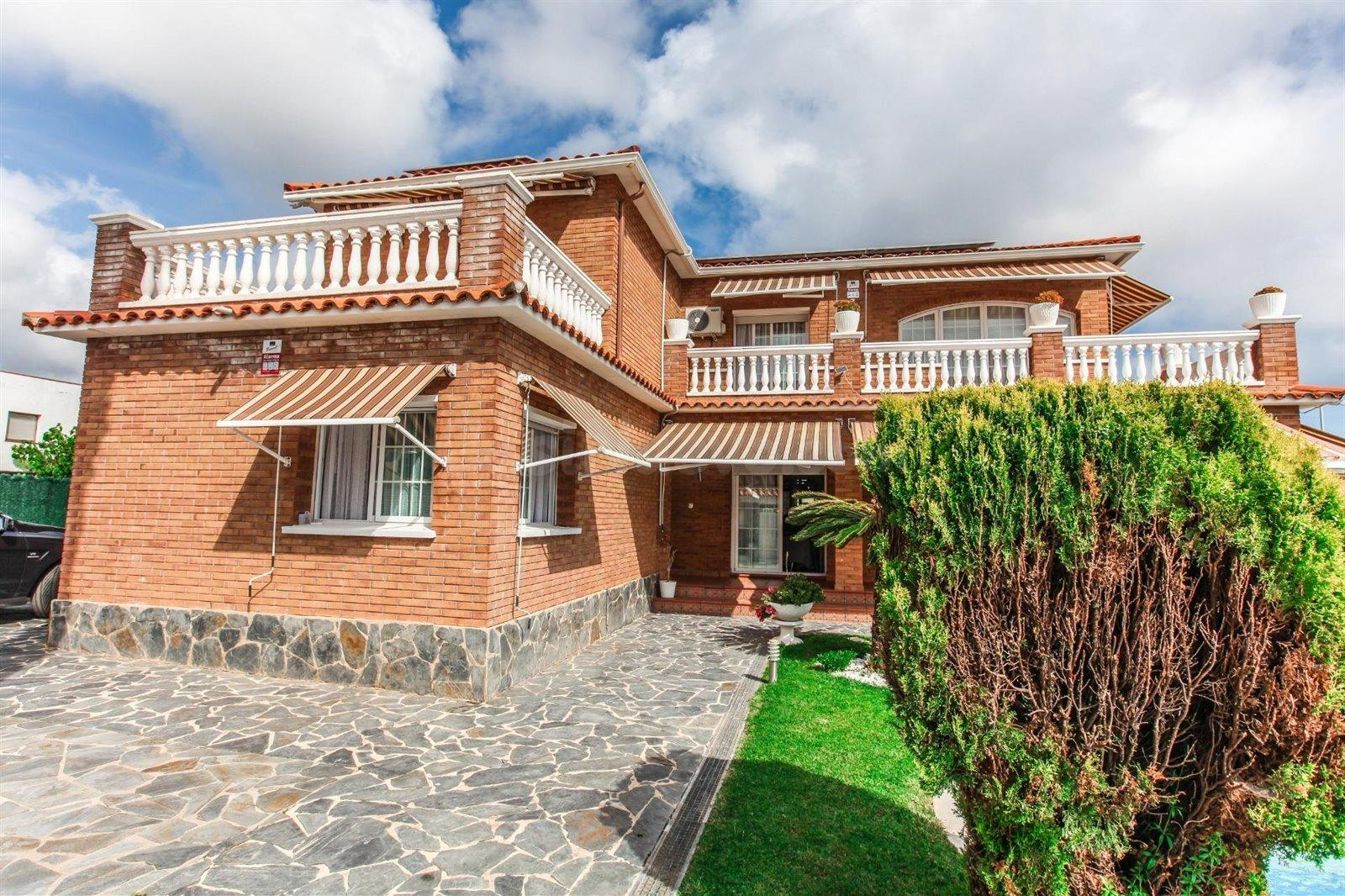 Chalet Independiente en venta en Roda De Bara - foto 3