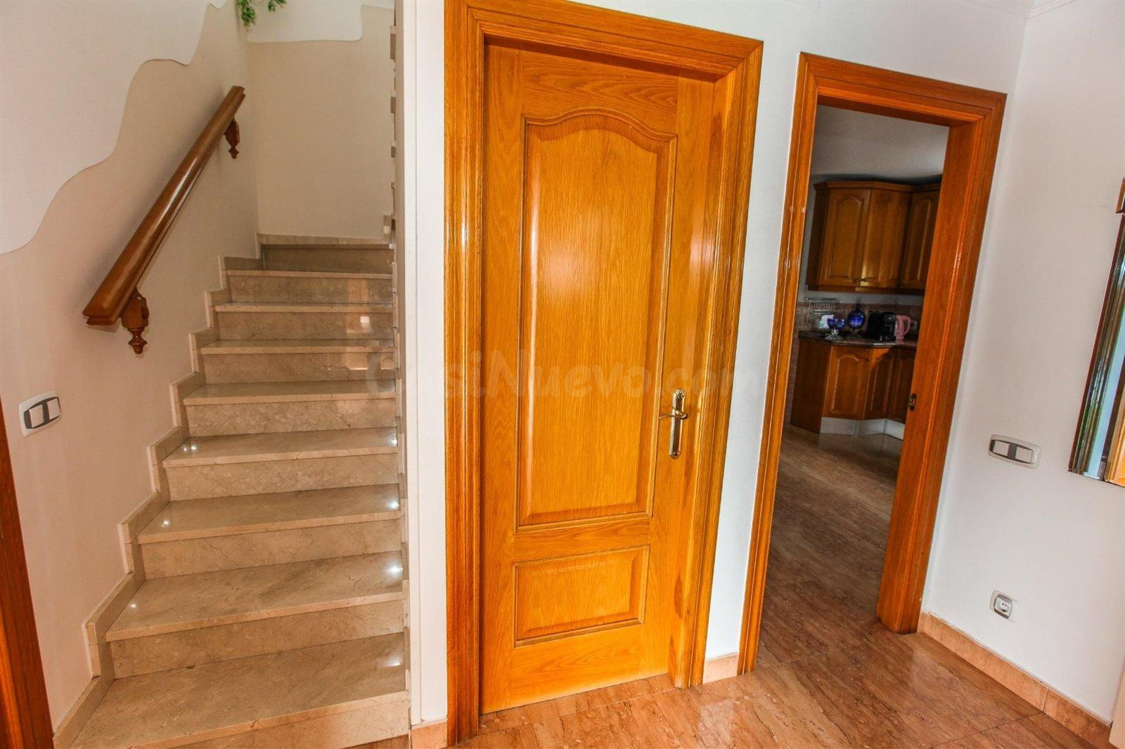 Chalet Independiente en venta en Roda De Bara - foto 4