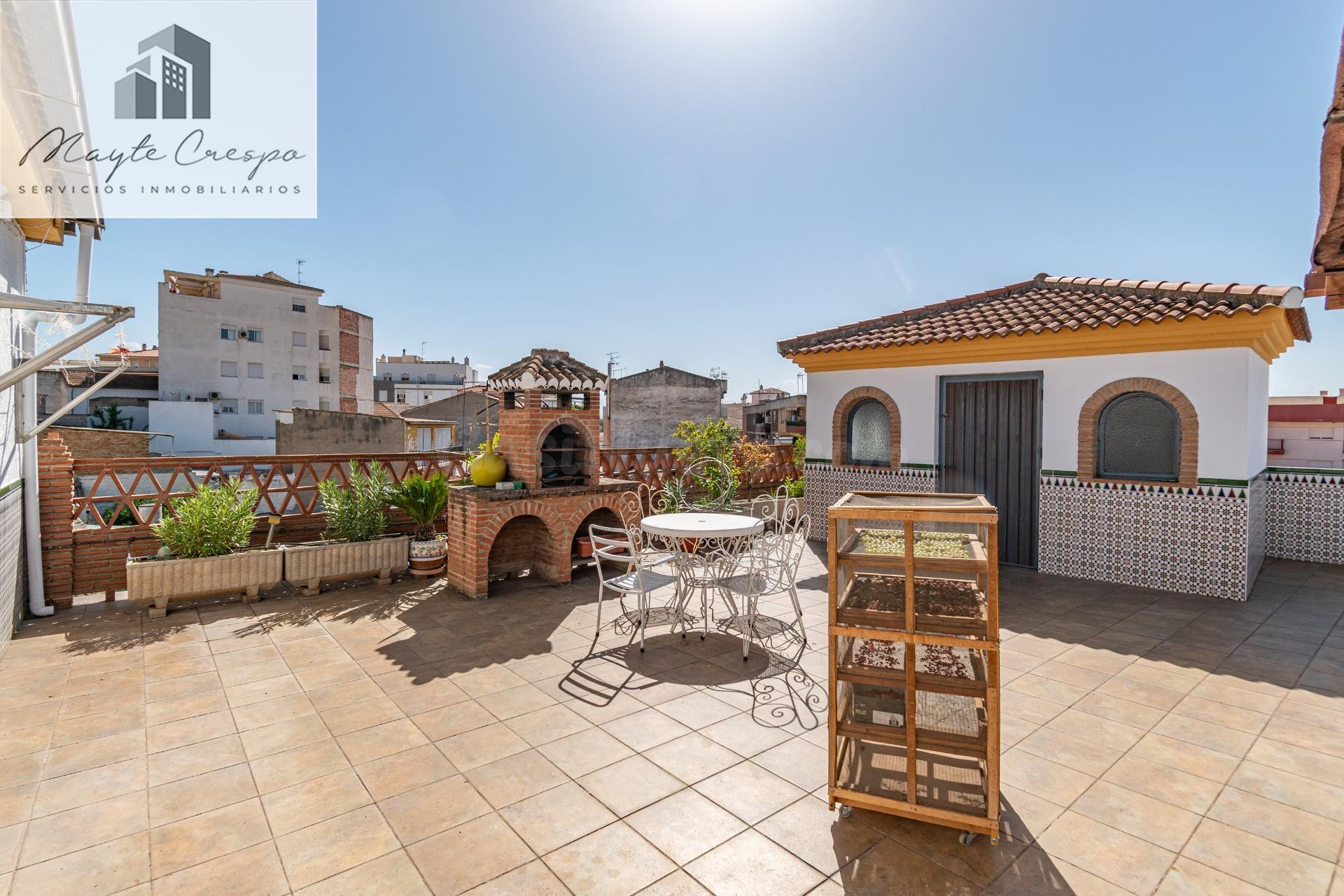 Gran Casa en Esquina en Atarfe – 4 Dormitorios, Piscina, Garaje y Espacio Comercial