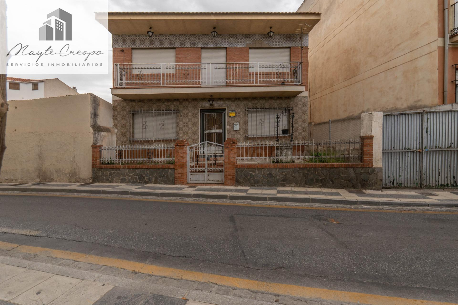 SE VENDE CASA CON UNA PARCELA DE 461 m2 (EN EL CENTRO DE LOS OGÍJARES).