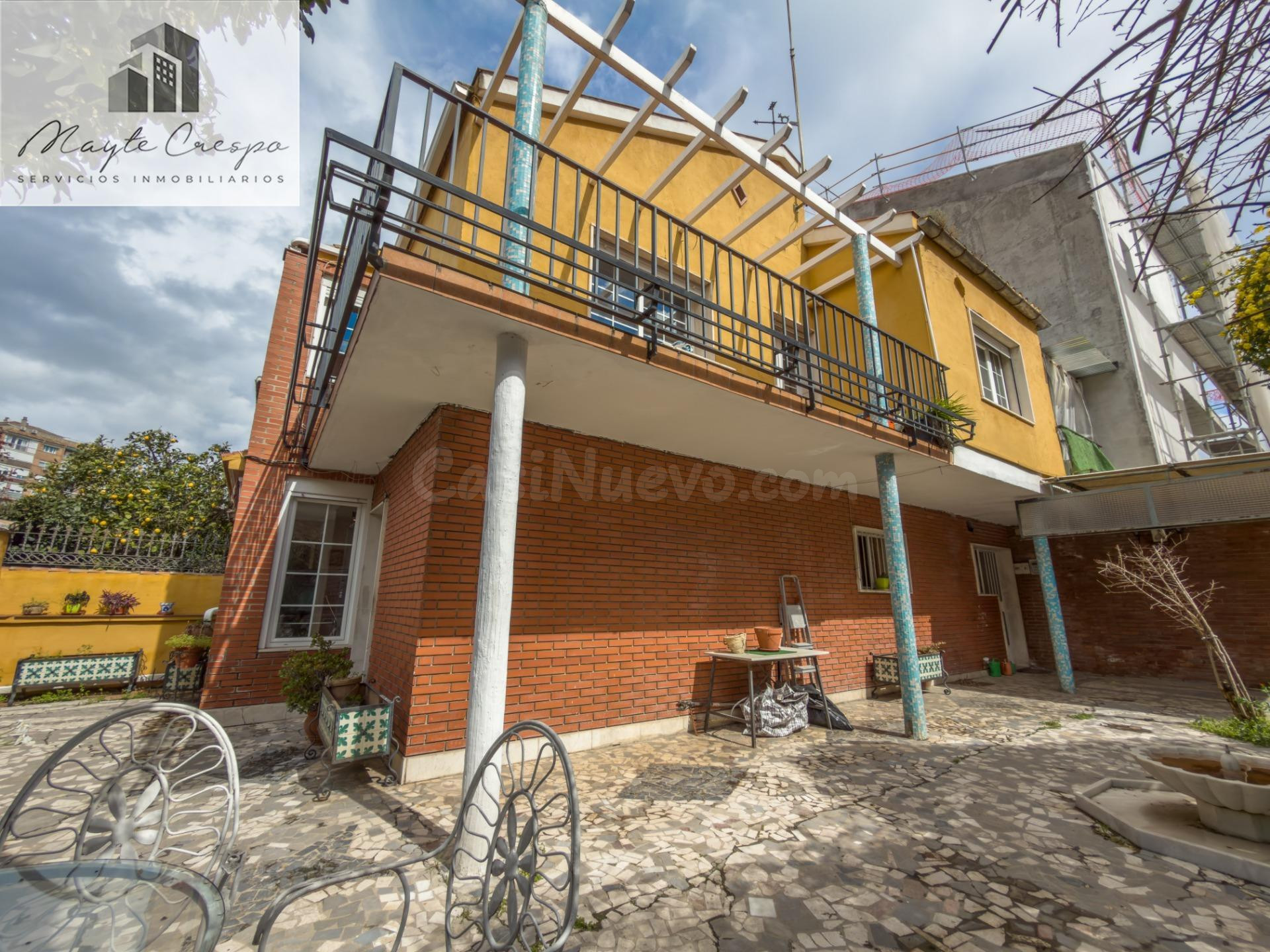 DISFRUTE DEL CENTRO DE GRANADA SIN RENUNCIAR A LAS COMODIDADES DE UNA CASA PAREADA CON JARDIN
