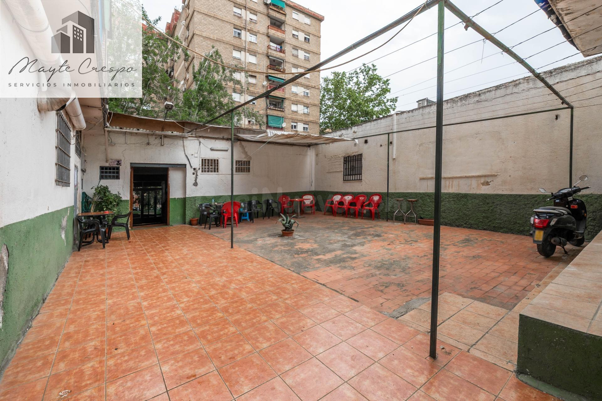 AMPLIO LOCAL CON TERRAZA Y MULTIPLES POSIBILIDADES!!!!!!!!!!