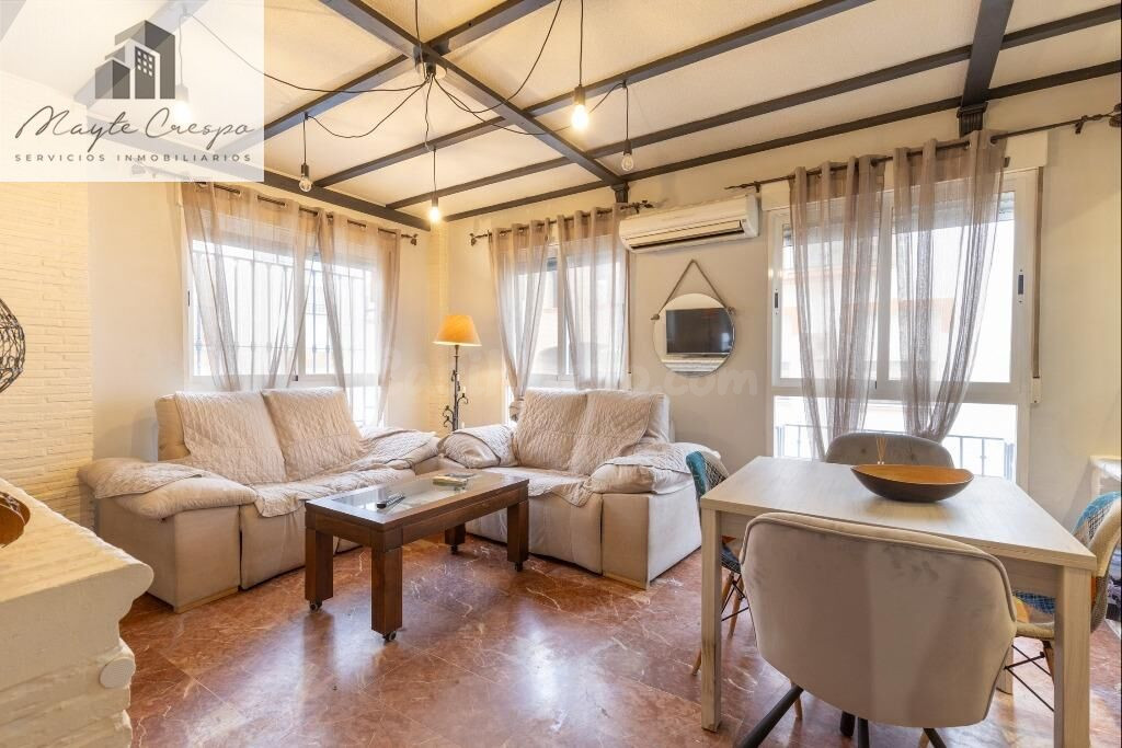 Casa adosada en urbanización con piscina junto al Ferial