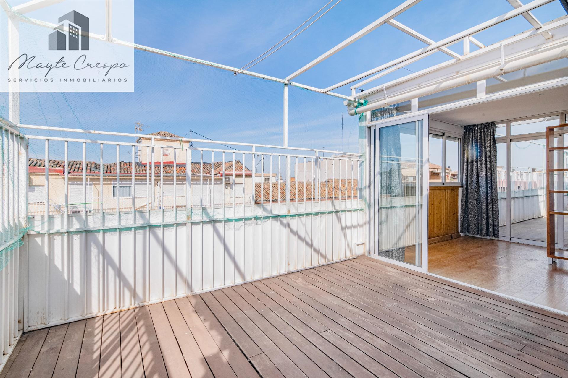 Atico muy amplio con gran terraza en Arabial