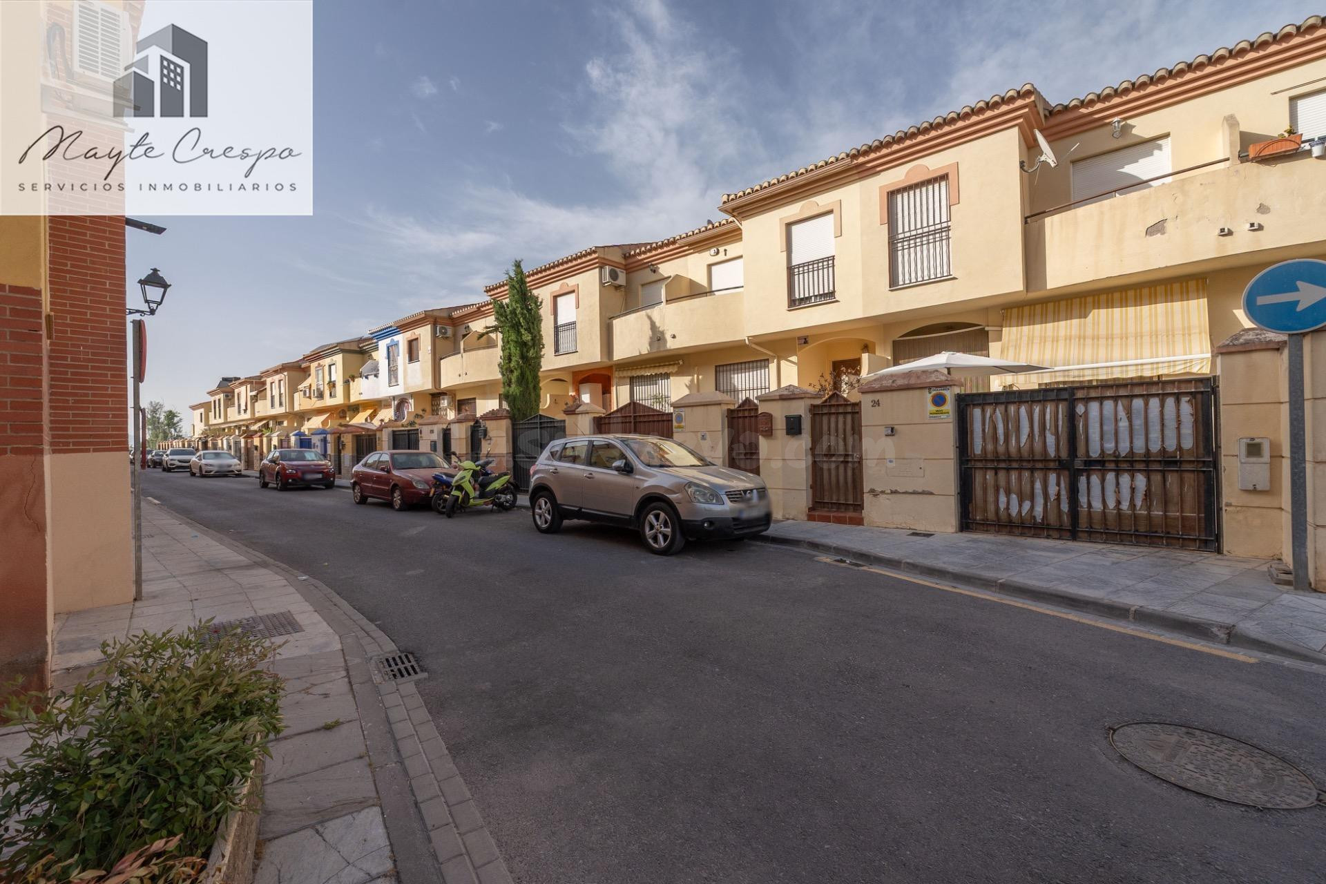¡MAGNIFICA CASA UNIFAMILIAR ADOSADA EN LOMALINDA, OGIJARES!
