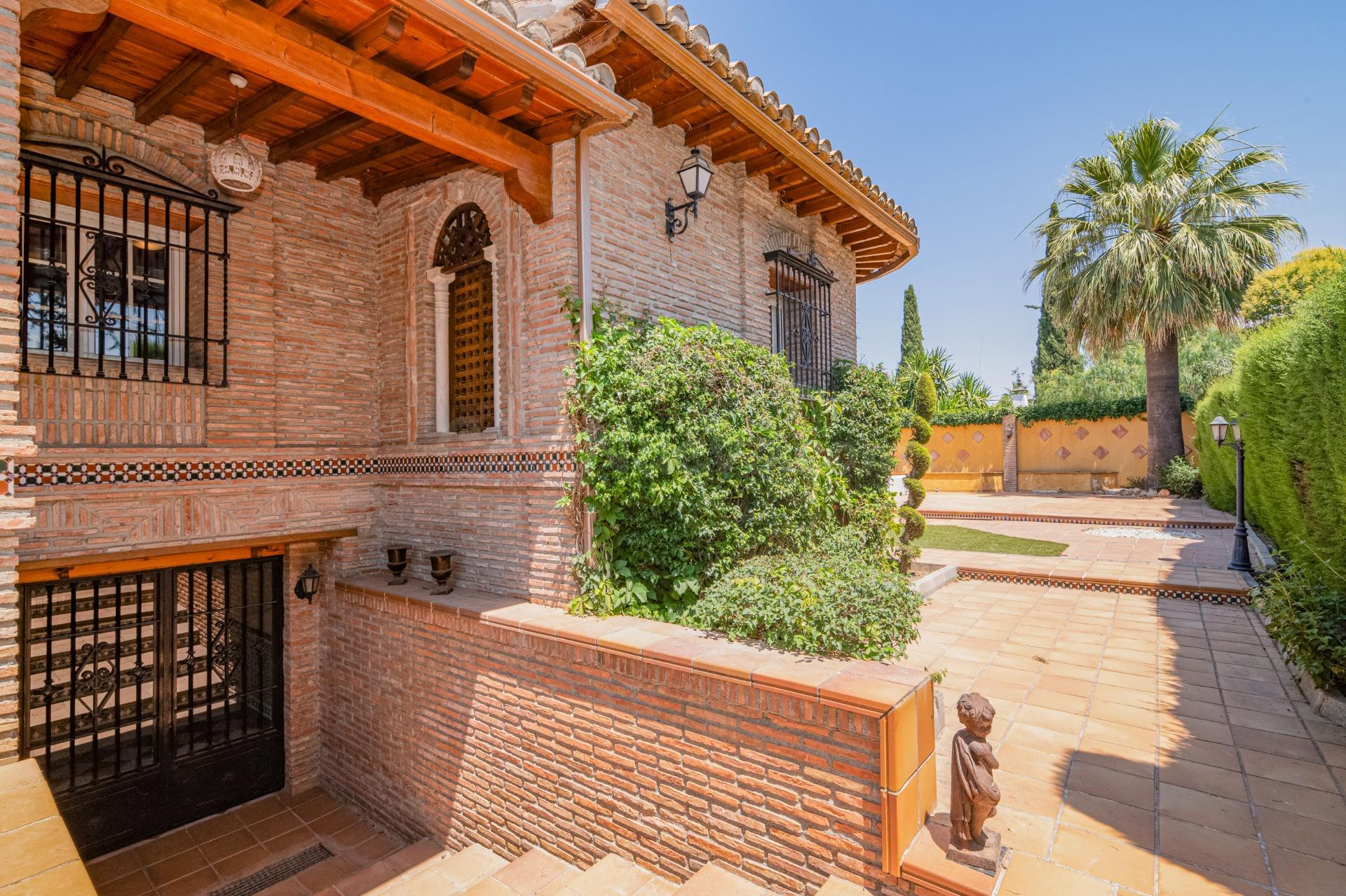 PRECIOSO CHALET CON GRAN PARCELA EN OGIJARES