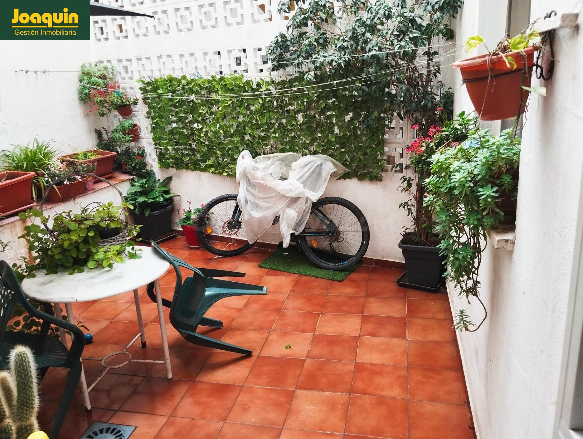 ESTUPENDO PISO PARA ENTRAR A VIVIR PROXIMO AL CARMEN, POSIBLIDAD DE COCHERA.