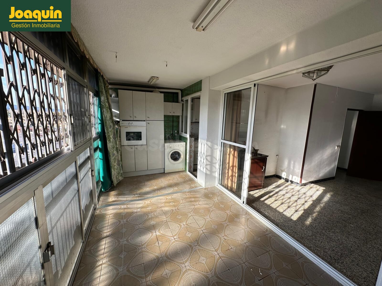 ¡Piso de 3 habitaciones con ascensor: Ideal para actualizar a tu gusto en Avda. de Cádiz!