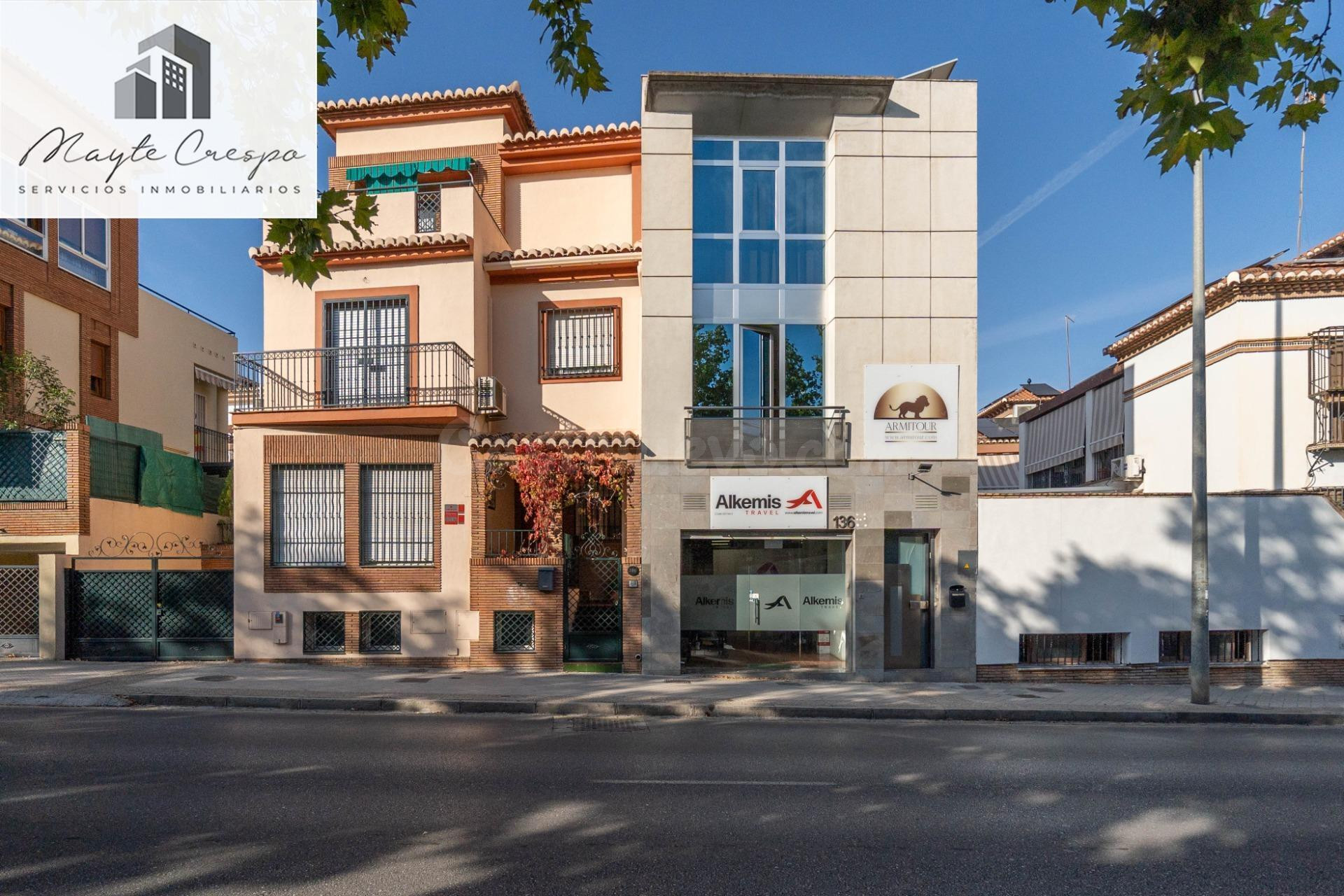 Edificio de 3 plantas destinado a oficinas junto a Centro Comercial Serrallo