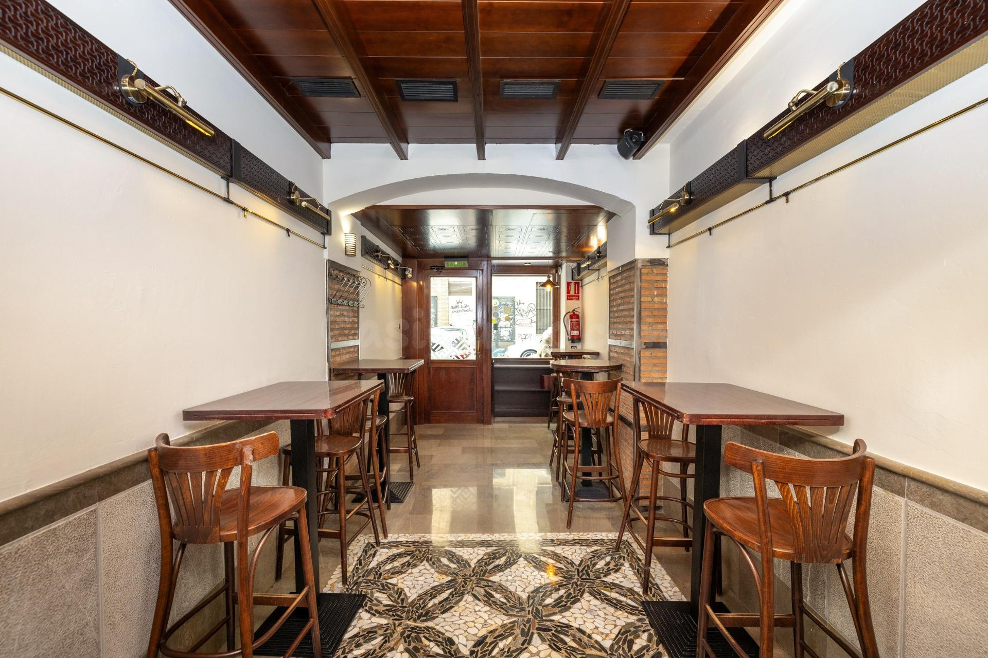 Oportunidad. Local con licencia de Bar-Restaurante en zona de Triunfo y San Juan de Dios.