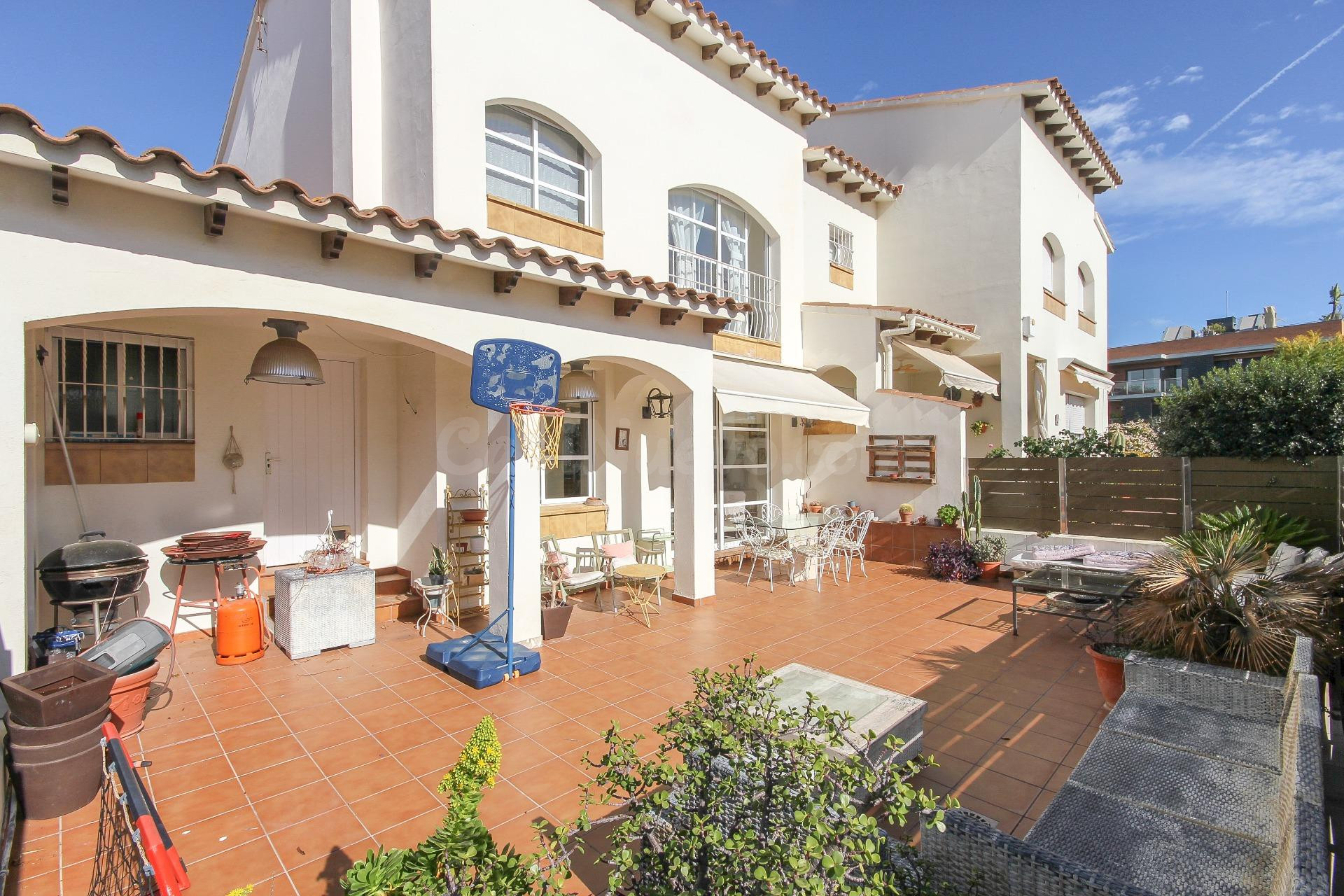 CHALET PAREADO EN VENTA - SITGES